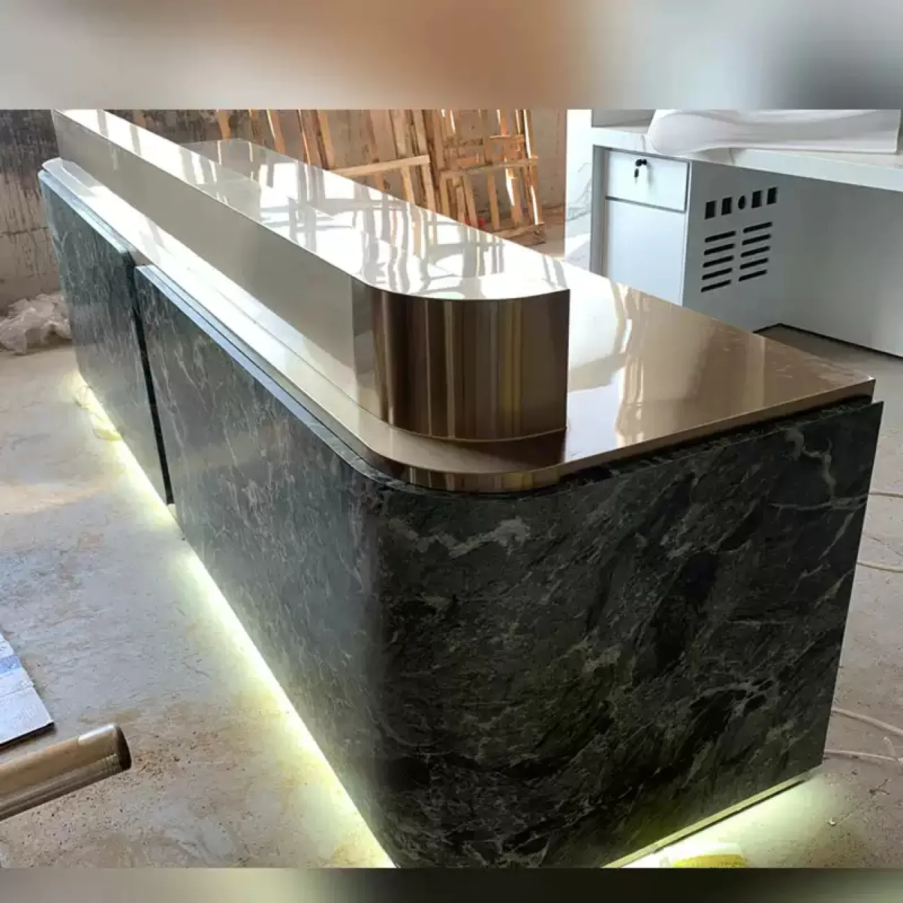 Роскошная стойка ресепшен от LaLume из мрамора с подсветкой RS40151-32 Роскошная стойка ресепшен от LaLume из мрамора с подсветкой RS40151-32