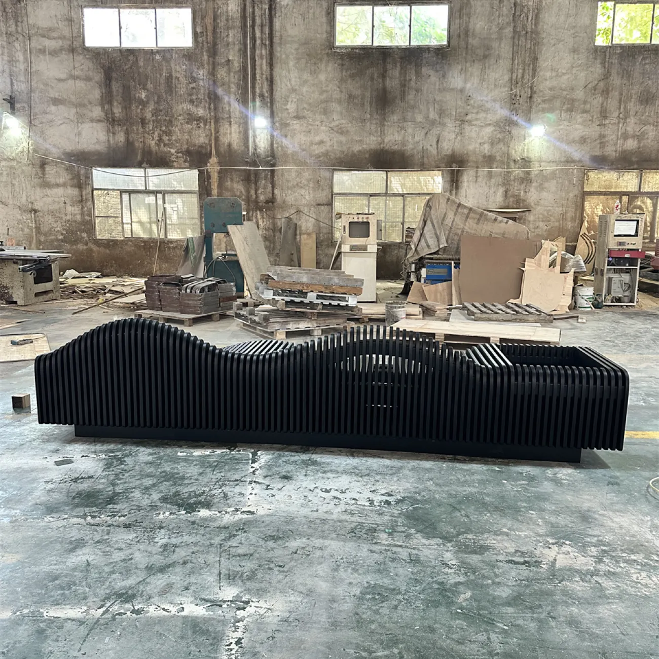 Оригинальная скамейка c отделом для кашпо JX от LaLume из дерева SK40161-32 Оригинальная скамейка c отделом для кашпо JX от LaLume из дерева SK40161-32