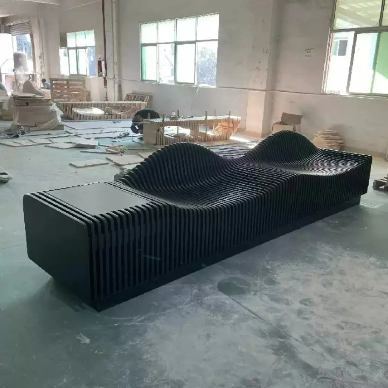 Оригинальная скамейка c отделом для кашпо JX от LaLume из дерева SK40161-32 Оригинальная скамейка c отделом для кашпо JX от LaLume из дерева SK40161-32