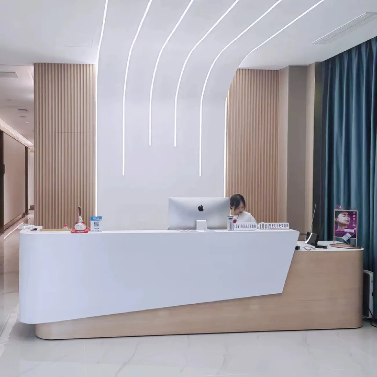 Оригинальная стойка ресепшен Koala от LaLume с подсветкой RS40195-32 Оригинальная стойка ресепшен Koala от LaLume с подсветкой RS40195-32