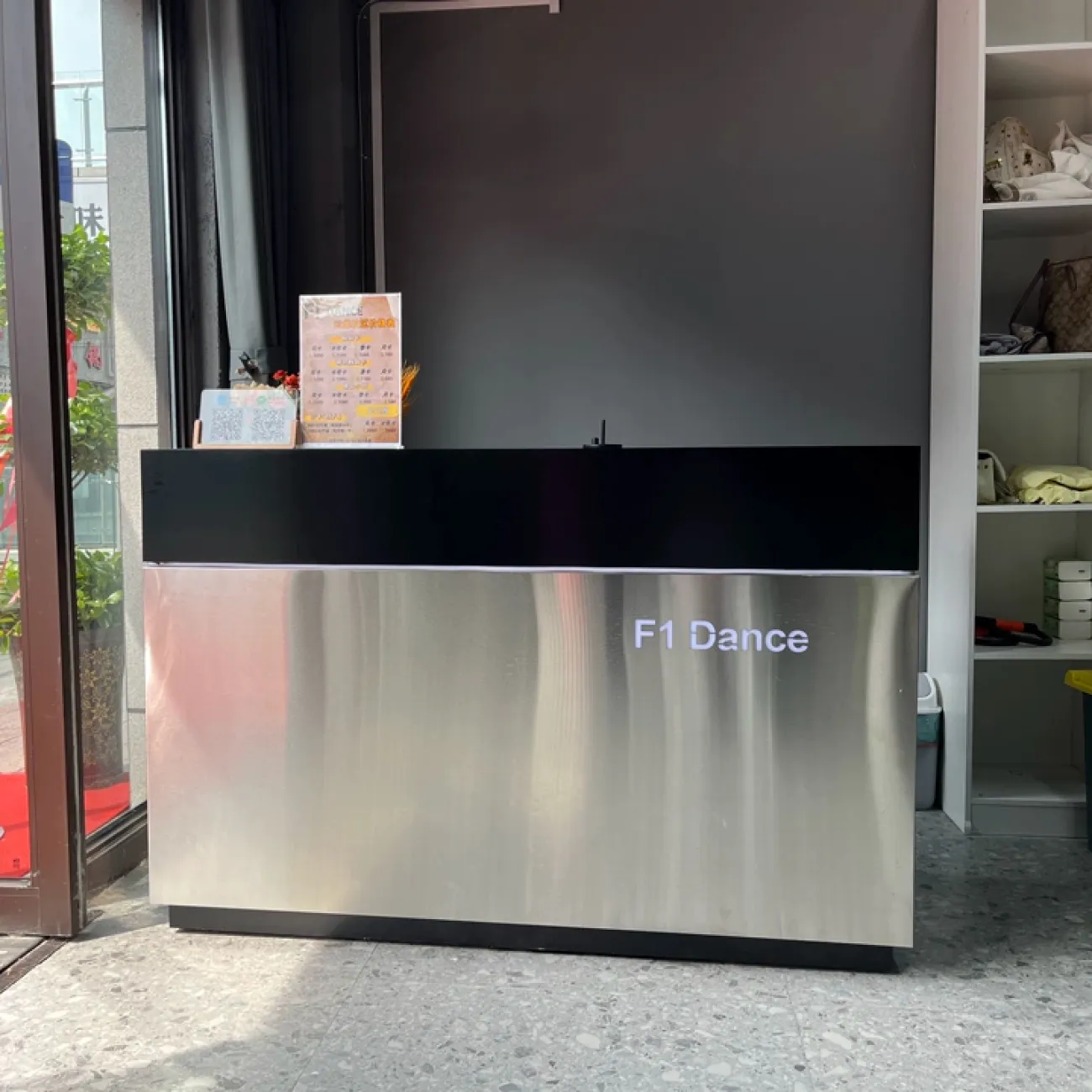 Роскошная стойка ресепшен от LaLume с подсветкой RS40220-32