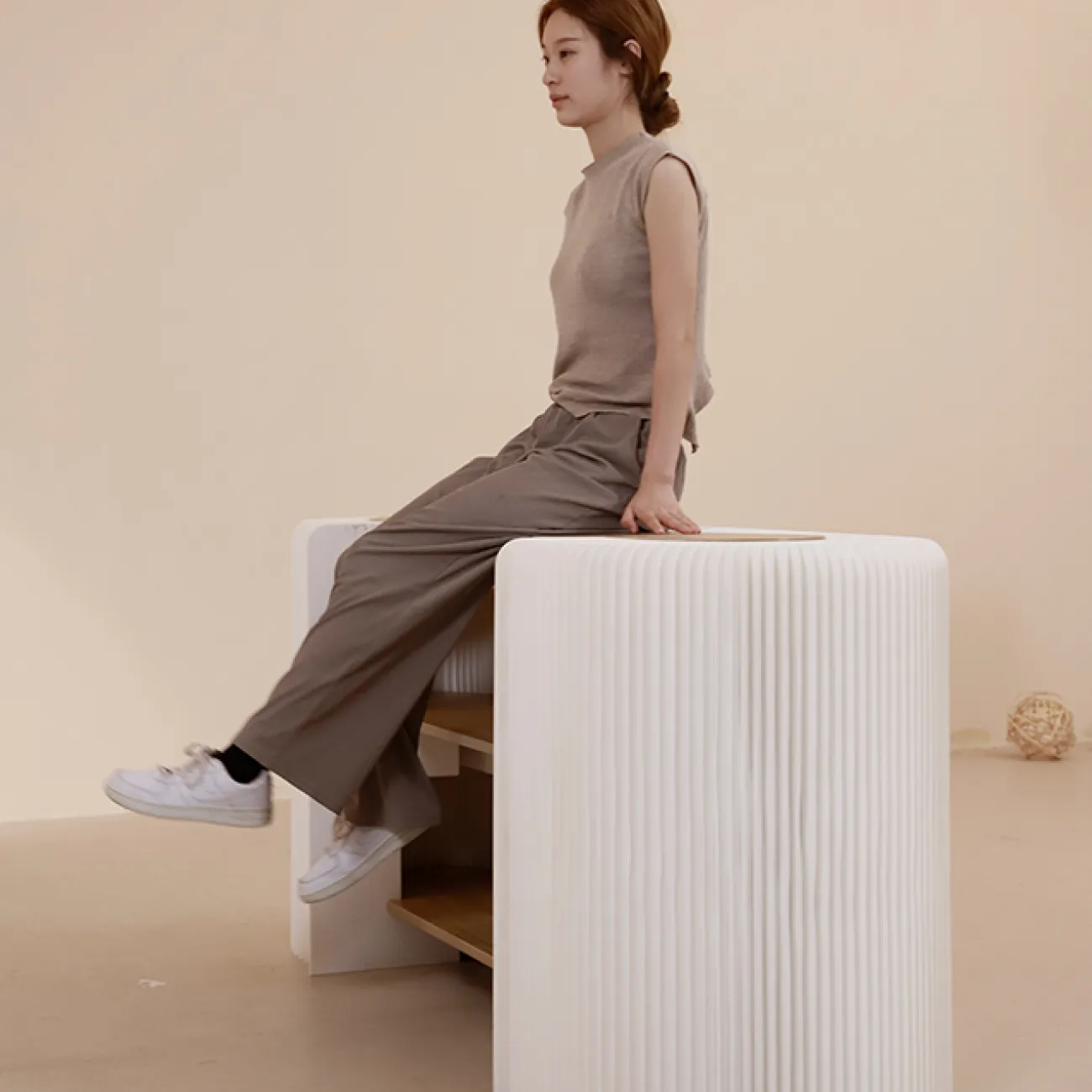 Оригинальная стойка ресепшен от LaLume с бумажной гофрой RS40221-32 Оригинальная стойка ресепшен от LaLume с бумажной гофрой RS40221-32