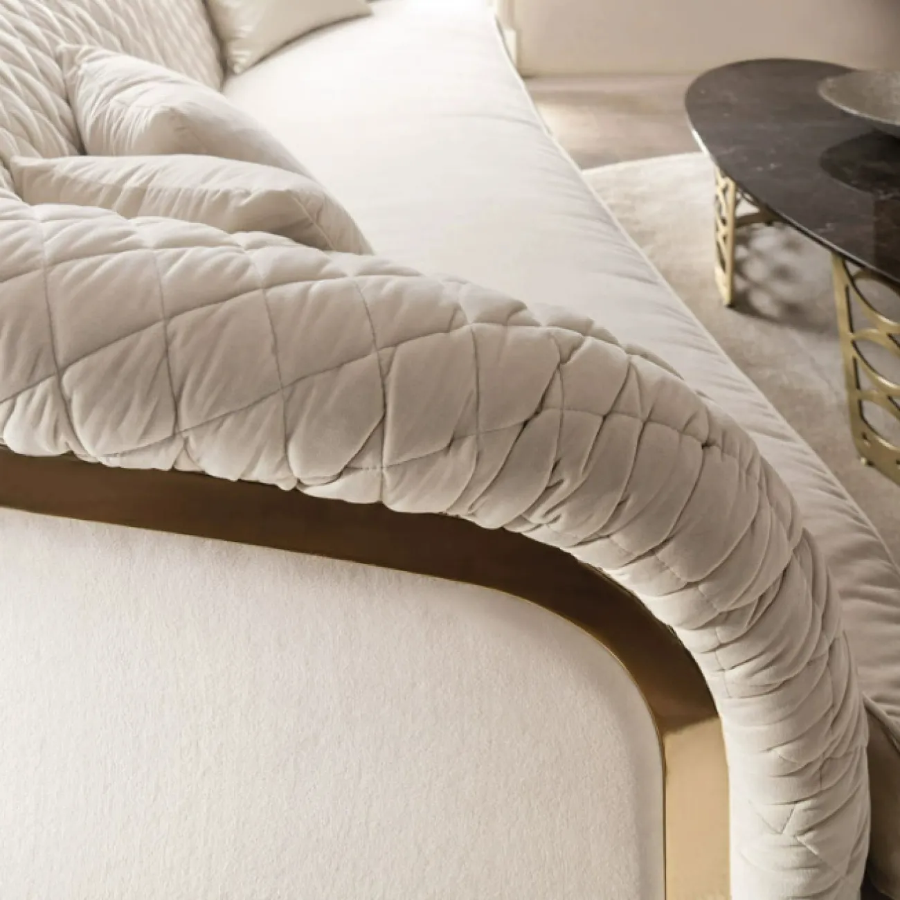 Трехместный диван Cantori от LaLume эргономичной формы DV40251-32