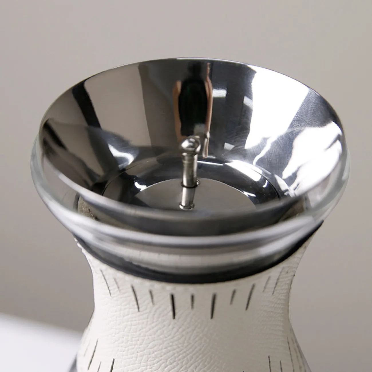 Дизайнерский кувшин для напитков Vavinci от LaLume из стекла и кожи KV40257-32