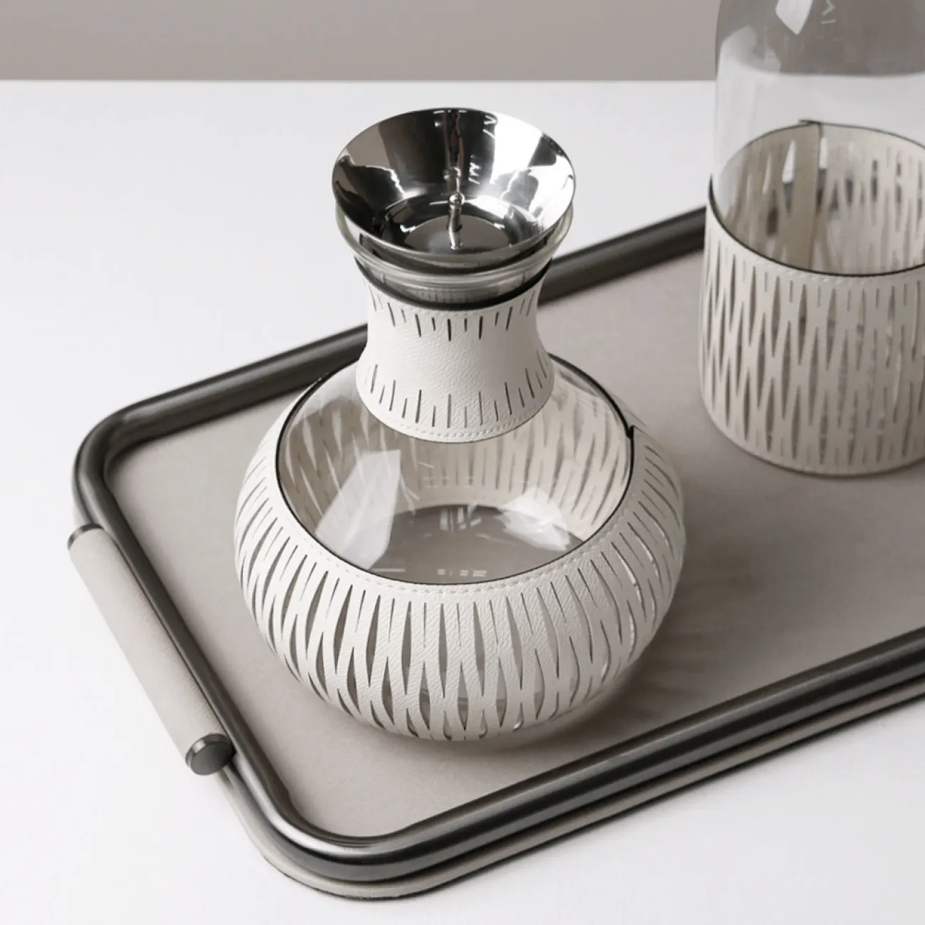 Дизайнерский кувшин для напитков Vavinci от LaLume из стекла и кожи KV40257-32