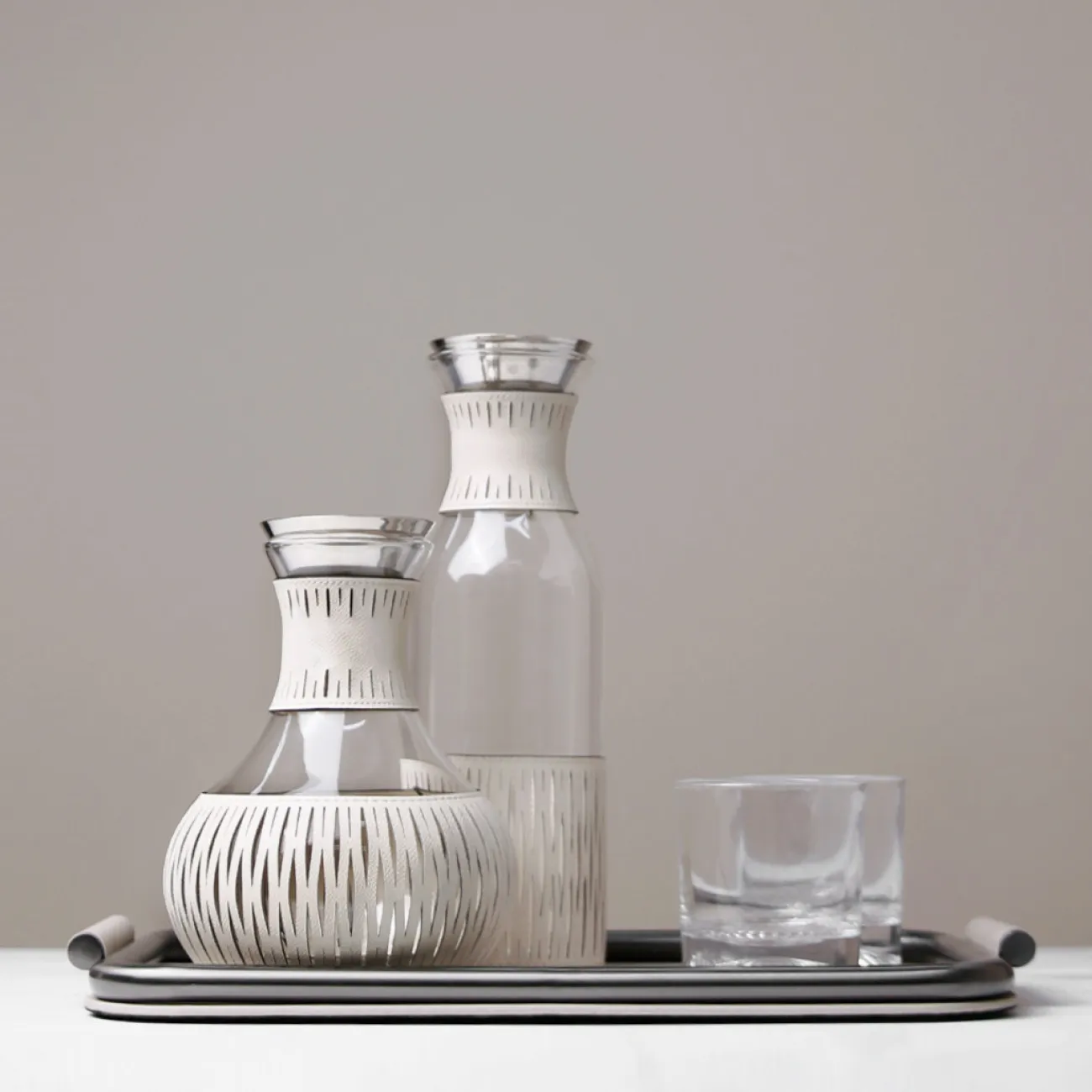 Дизайнерский кувшин для напитков Vavinci от LaLume из стекла и кожи KV40257-32