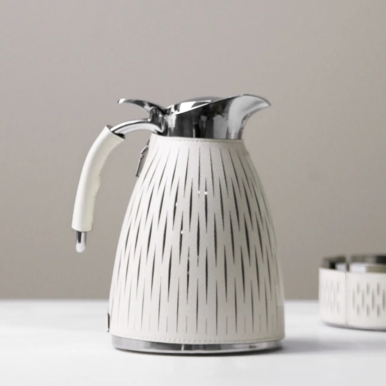 Дизайнерский кувшин для напитков Vavinci от LaLume из стекла и кожи KV40257-32