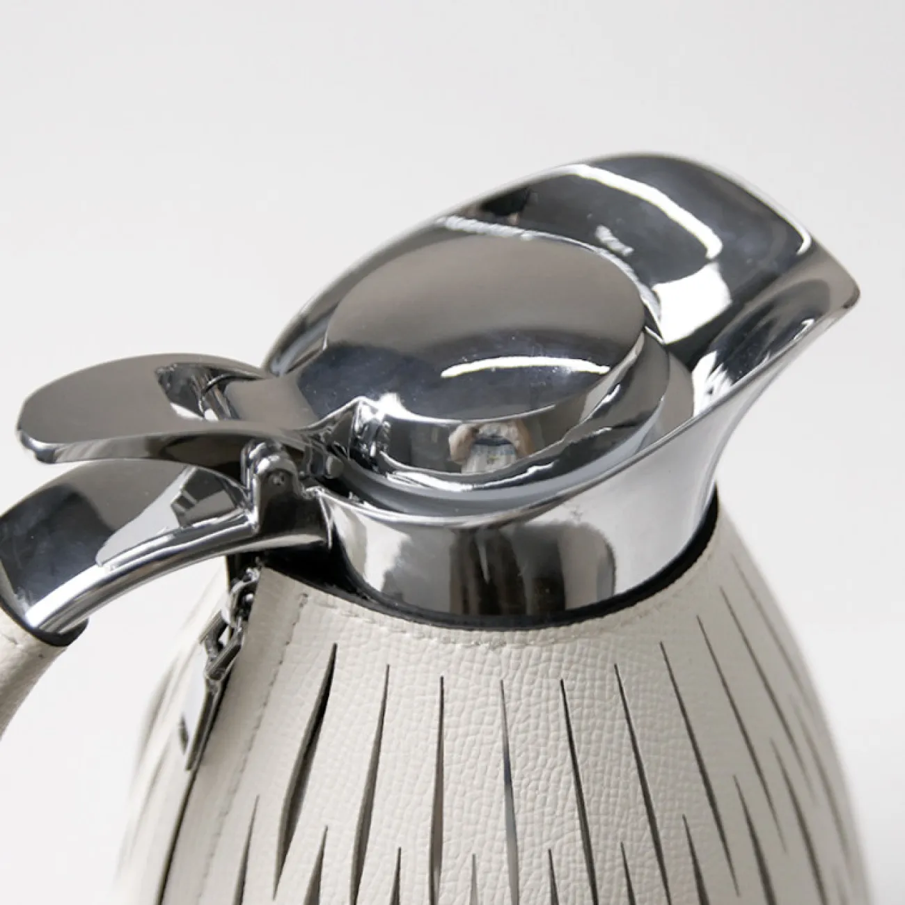 Дизайнерский кувшин для напитков Vavinci от LaLume из стекла и кожи KV40257-32