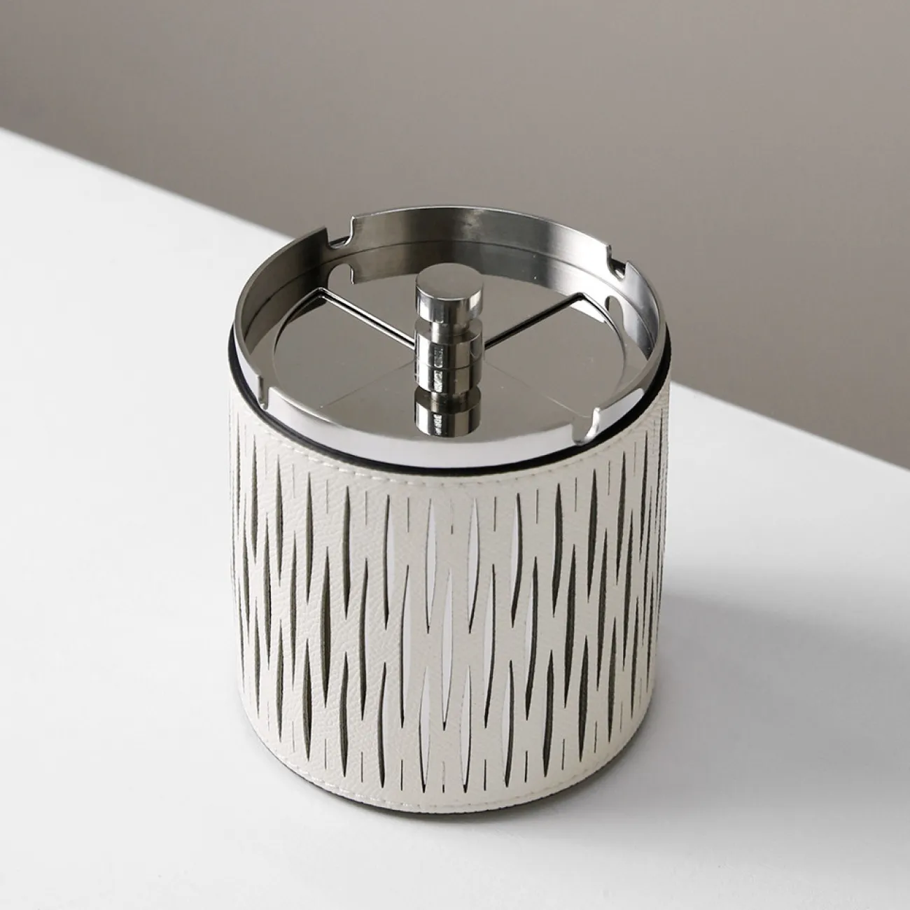 Дизайнерская пепельница Vavinci от LaLume из металла и кожи PP40258-32