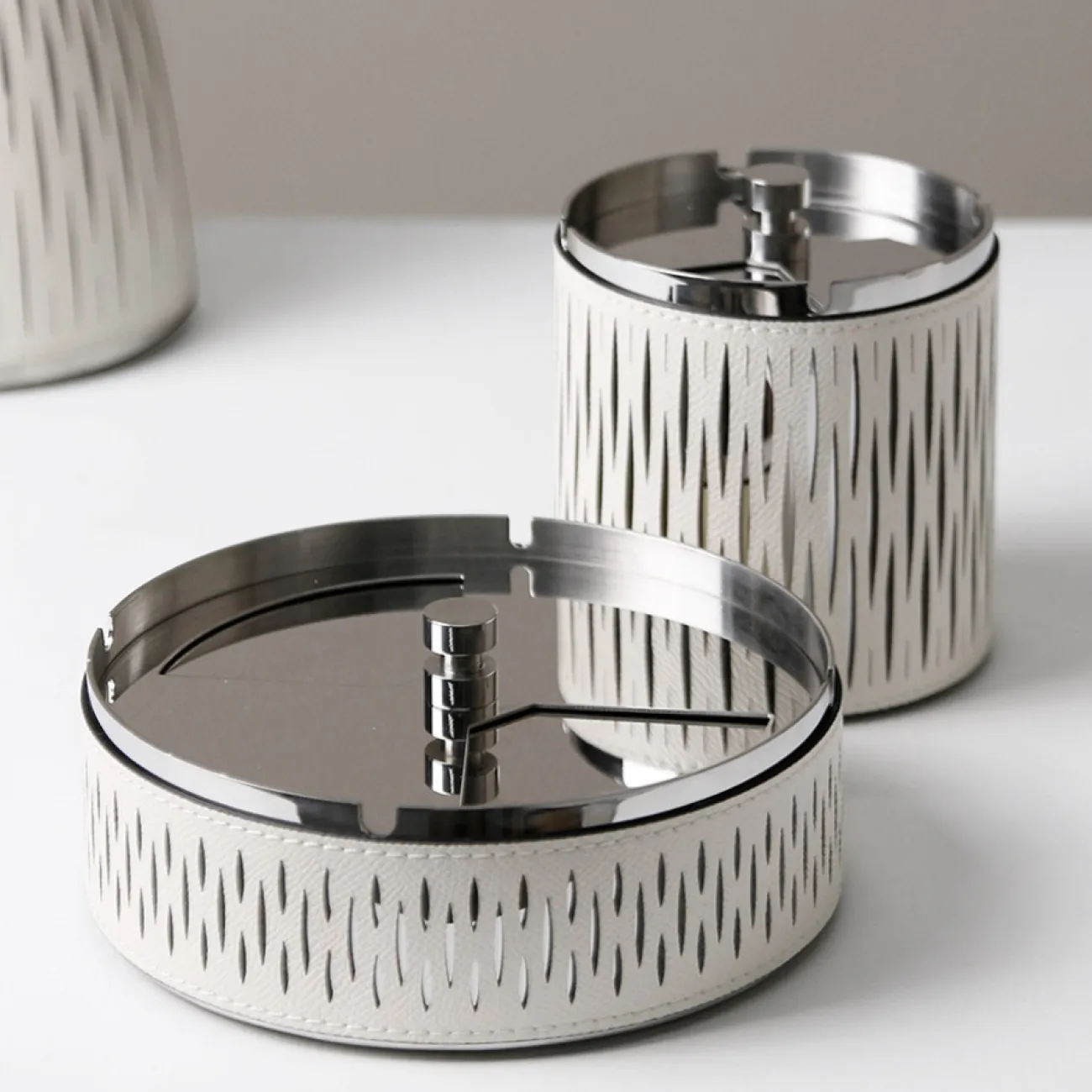 Дизайнерская пепельница Vavinci от LaLume из металла и кожи PP40258-32 Дизайнерская пепельница Vavinci от LaLume из металла и кожи PP40258-32