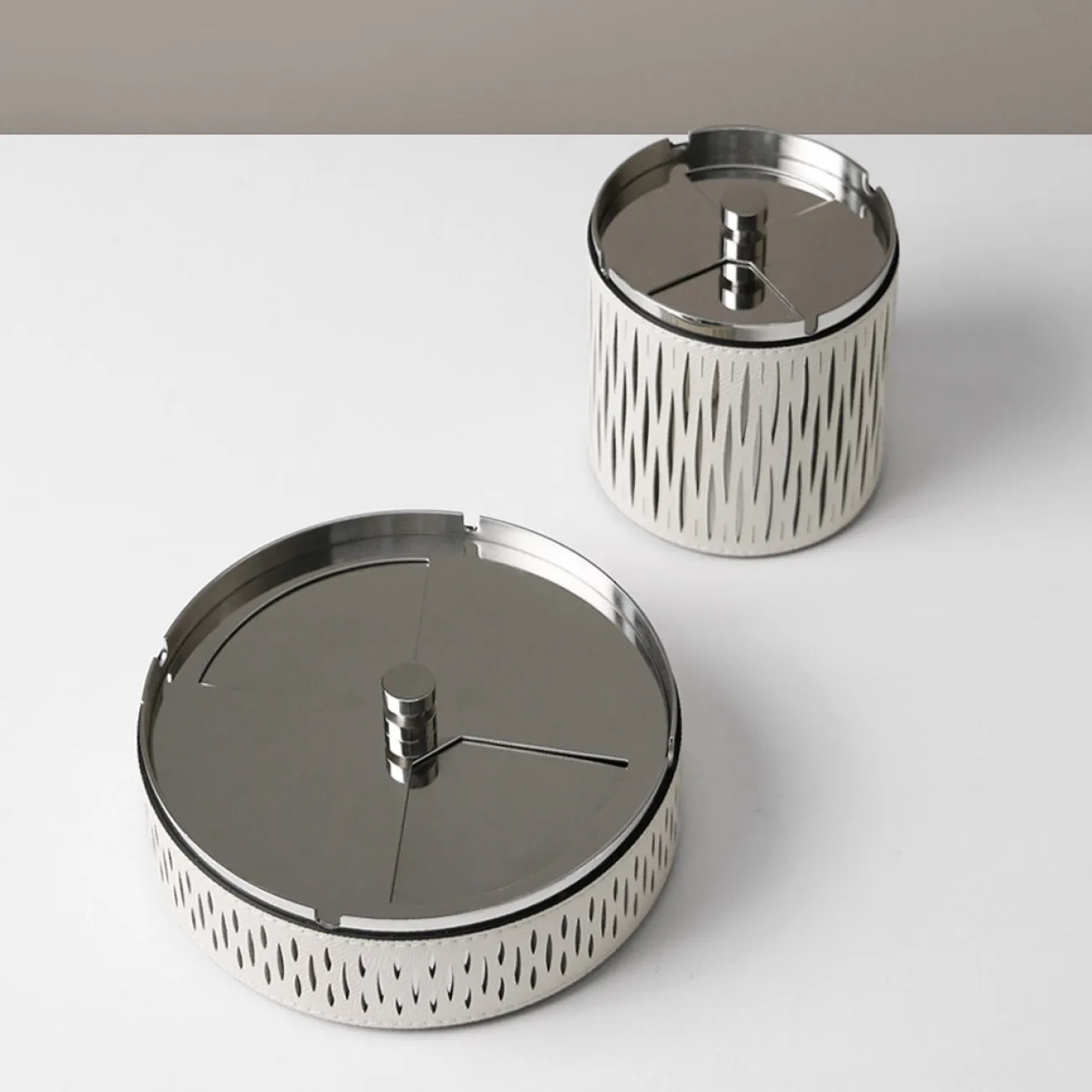 Дизайнерская пепельница Vavinci от LaLume из металла и кожи PP40258-32 Дизайнерская пепельница Vavinci от LaLume из металла и кожи PP40258-32