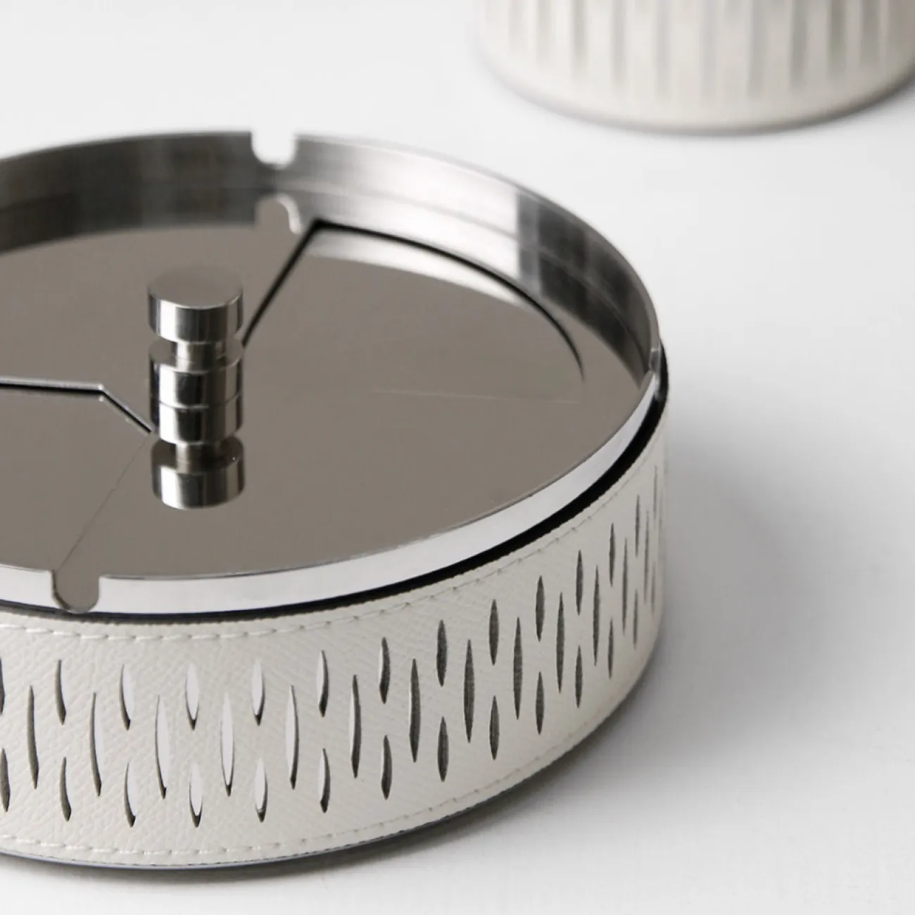 Дизайнерская пепельница Vavinci от LaLume из металла и кожи PP40258-32 Дизайнерская пепельница Vavinci от LaLume из металла и кожи PP40258-32