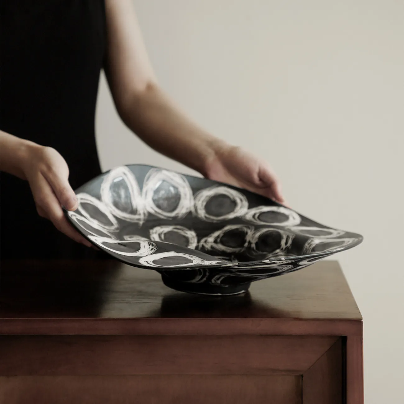 Дизайнерское блюдо Vavinci от LaLume из керамики FZ40261-32 Дизайнерское блюдо Vavinci от LaLume из керамики FZ40261-32