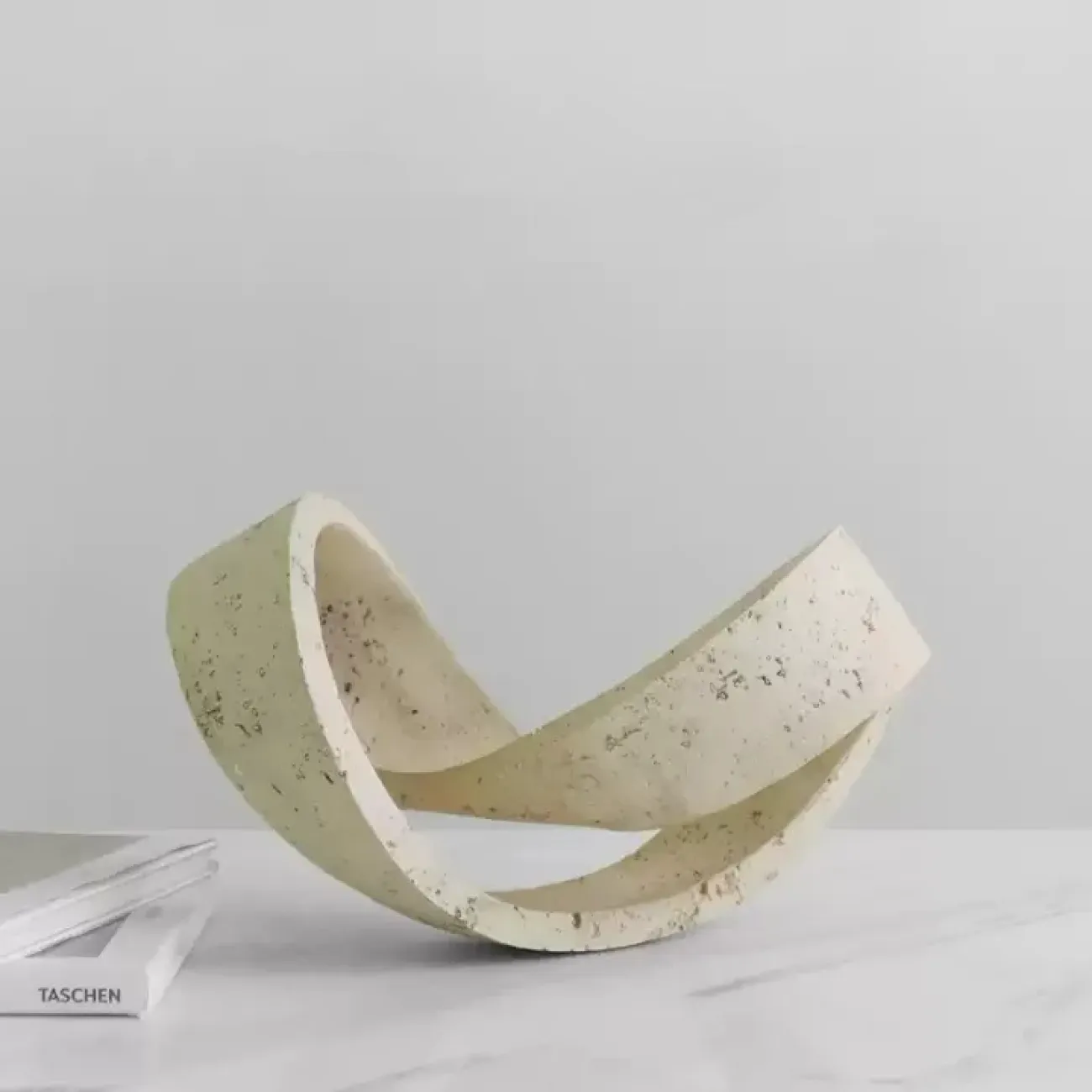 Декоративная статуэтка Vavinci от LaLume из имитации травертина ST40268-32 Декоративная статуэтка Vavinci от LaLume из имитации травертина ST40268-32