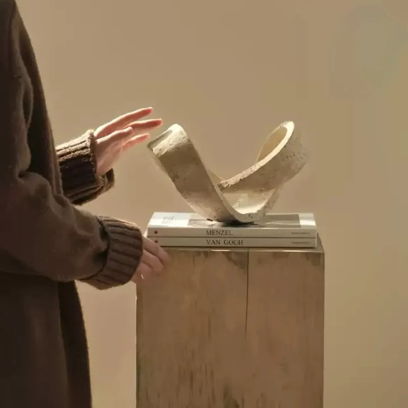 Декоративная статуэтка Vavinci от LaLume из имитации травертина ST40268-32 Декоративная статуэтка Vavinci от LaLume из имитации травертина ST40268-32