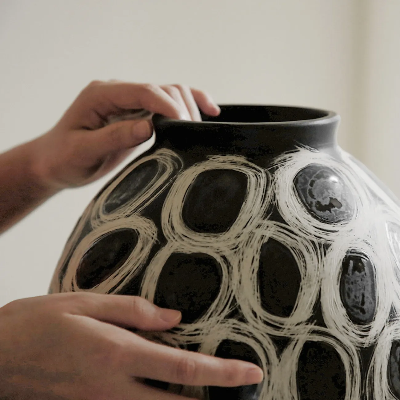 Дизайнерская ваза Vavinci от LaLume из керамики VZ40269-32 Дизайнерская ваза Vavinci от LaLume из керамики VZ40269-32