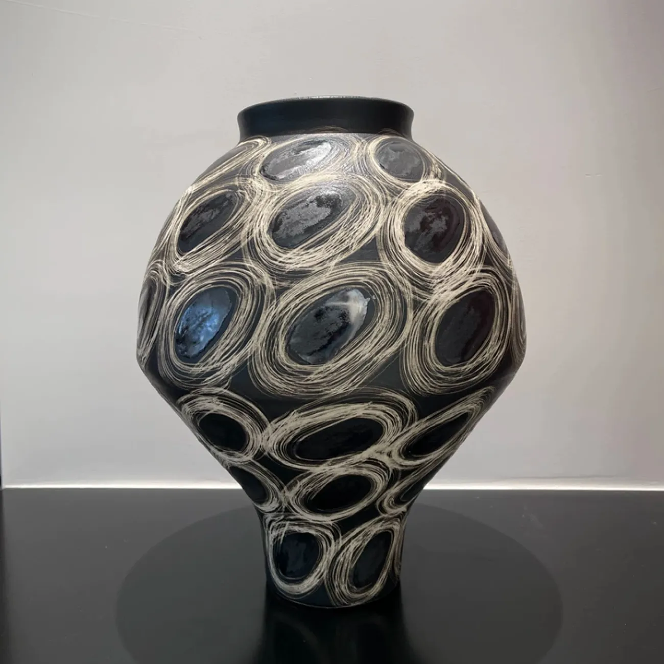 Дизайнерская ваза Vavinci от LaLume из керамики VZ40269-32 Дизайнерская ваза Vavinci от LaLume из керамики VZ40269-32