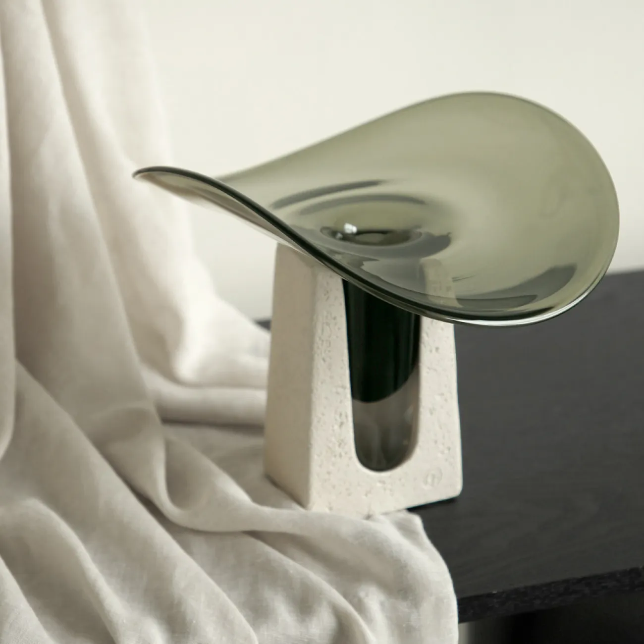 Оригинальная ваза Vavinci от LaLume из стекла и бетона VZ40270-32 Оригинальная ваза Vavinci от LaLume из стекла и бетона VZ40270-32