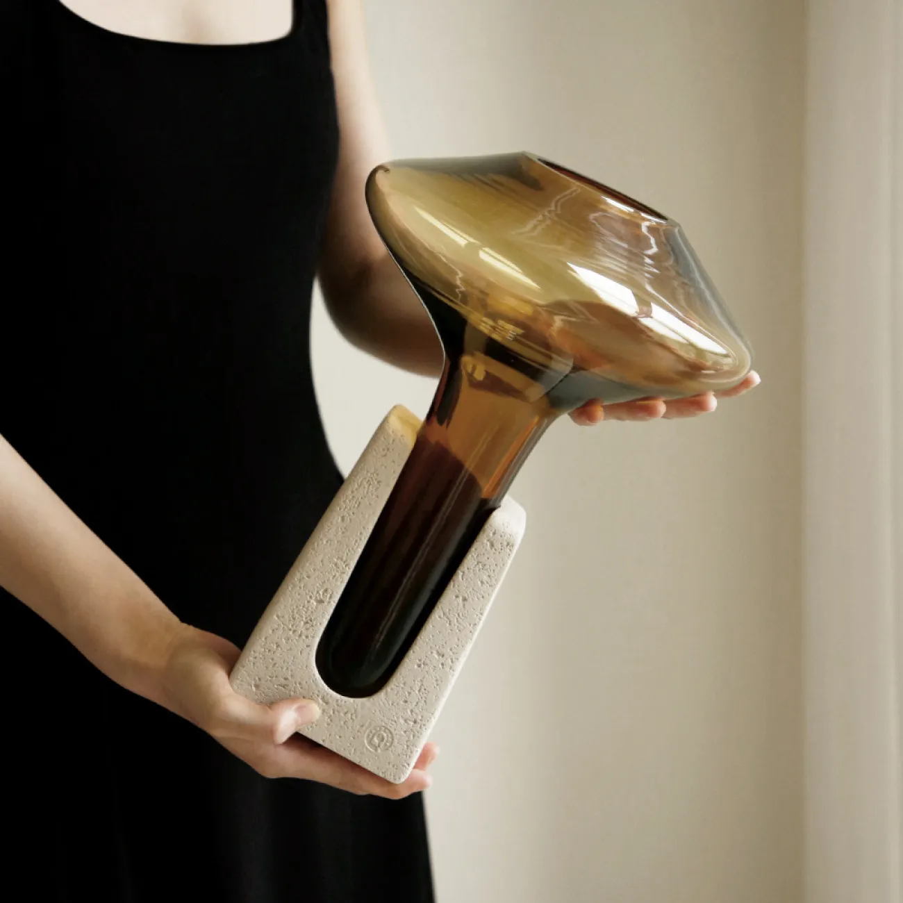 Оригинальная ваза Vavinci от LaLume из стекла и бетона VZ40270-32 Оригинальная ваза Vavinci от LaLume из стекла и бетона VZ40270-32