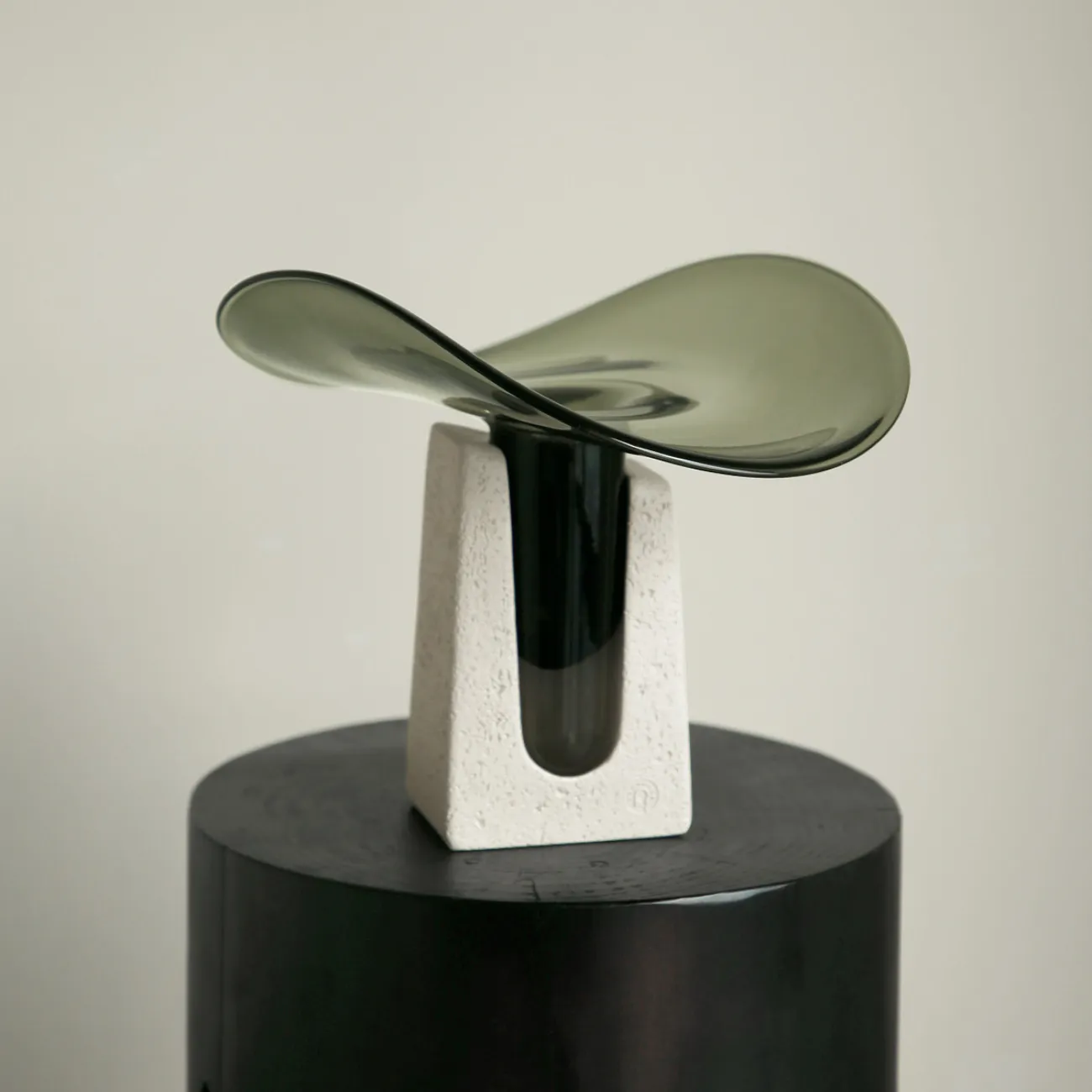 Оригинальная ваза Vavinci от LaLume из стекла и бетона VZ40270-32 Оригинальная ваза Vavinci от LaLume из стекла и бетона VZ40270-32