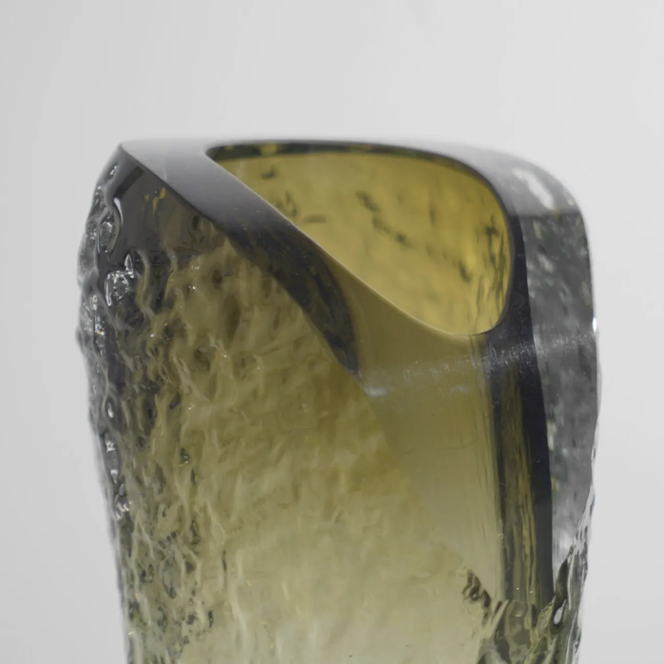 Красивая фактурная ваза Vavinci от LaLume из стекла VZ40271-32