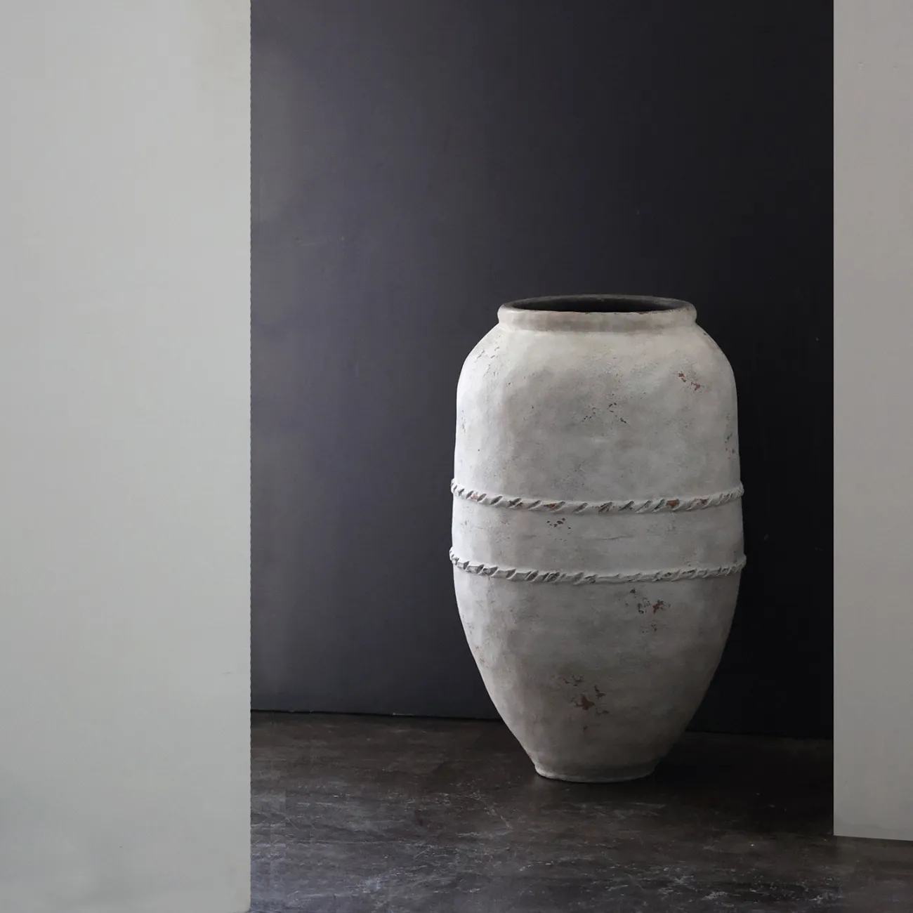 Античная напольная ваза White Lily от LaLume из керамики VZ40275-32