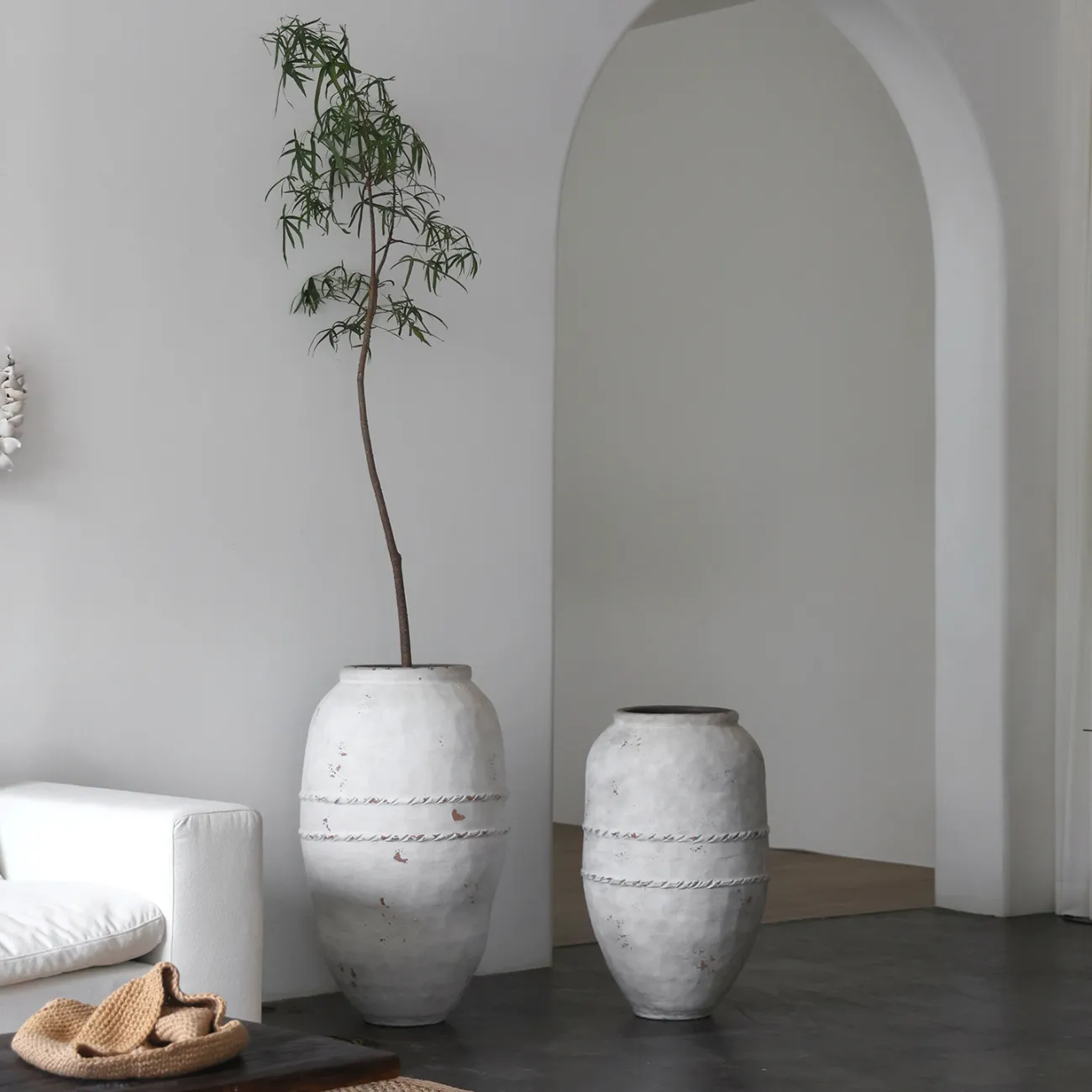 Античная напольная ваза White Lily от LaLume из керамики VZ40275-32 Античная напольная ваза White Lily от LaLume из керамики VZ40275-32