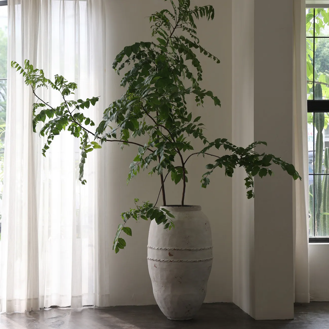 Античная напольная ваза White Lily от LaLume из керамики VZ40275-32