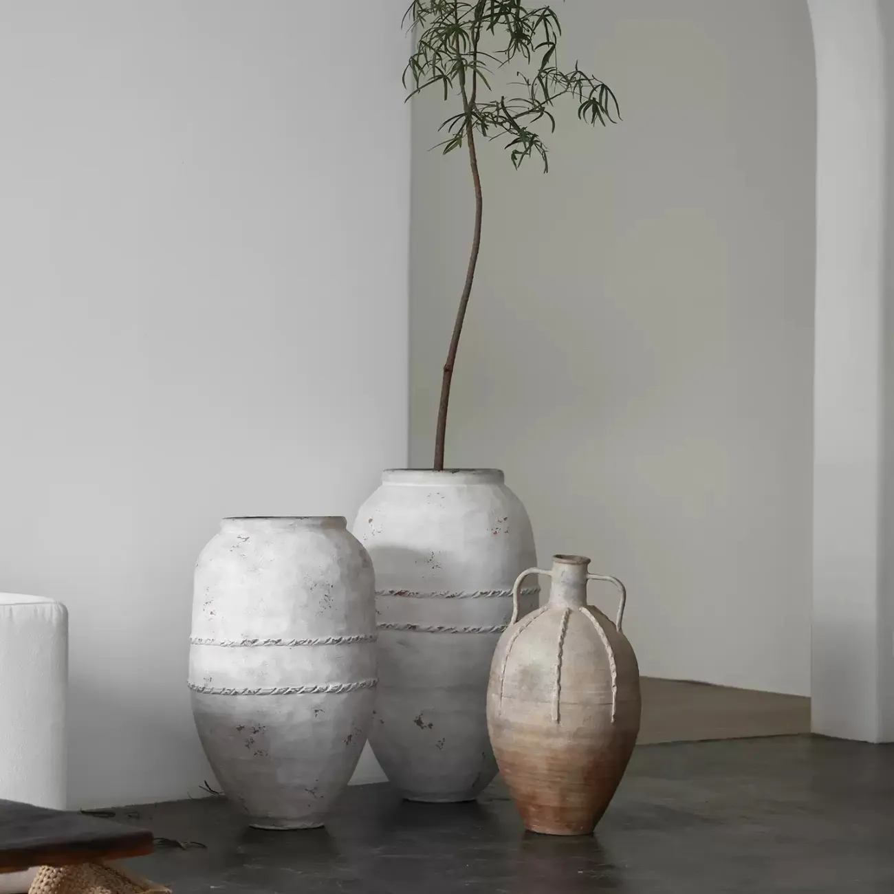 Античная напольная ваза White Lily от LaLume из керамики VZ40275-32 Античная напольная ваза White Lily от LaLume из керамики VZ40275-32