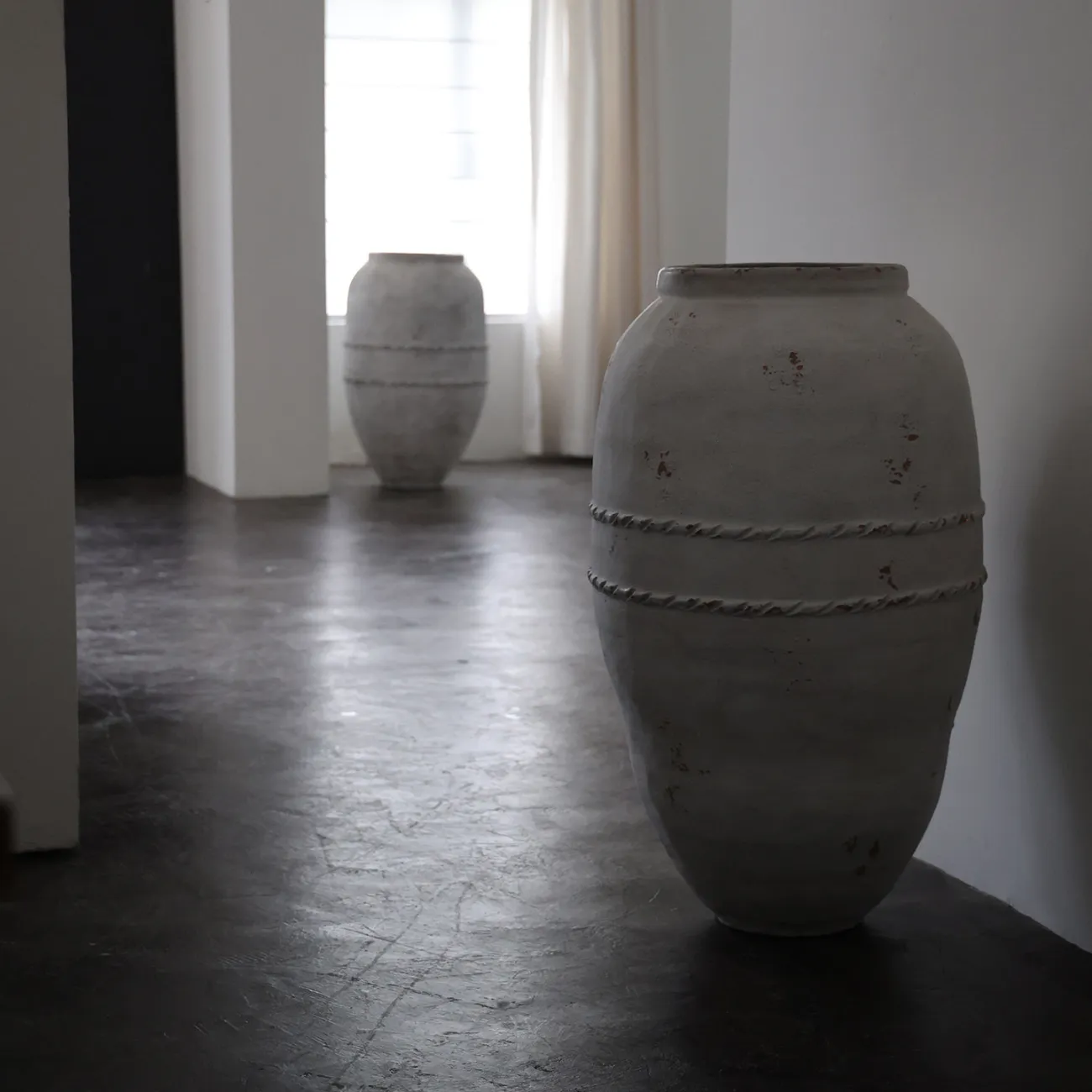 Античная напольная ваза White Lily от LaLume из керамики VZ40275-32