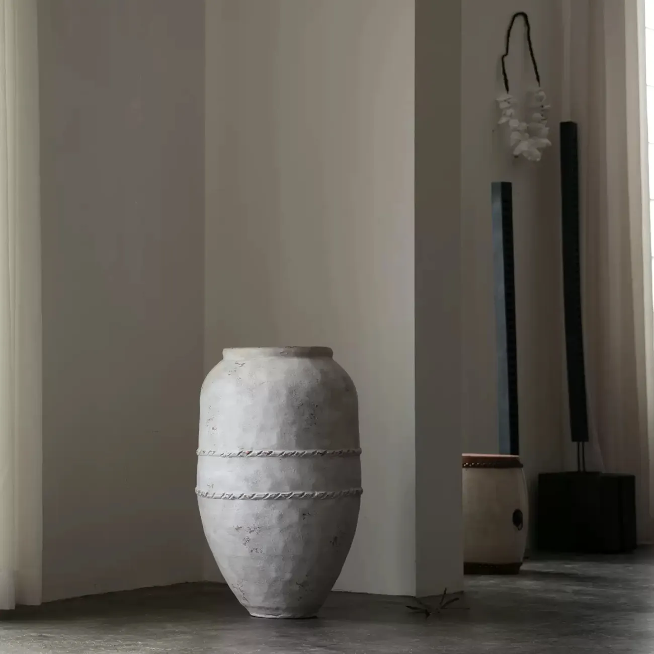 Античная напольная ваза White Lily от LaLume из керамики VZ40275-32 Античная напольная ваза White Lily от LaLume из керамики VZ40275-32