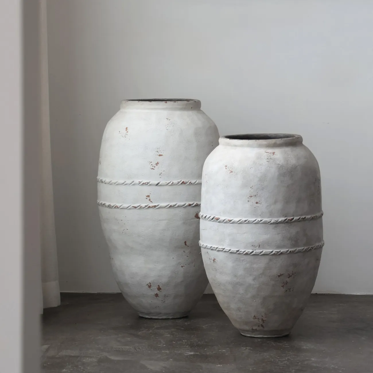 Античная напольная ваза White Lily от LaLume из керамики VZ40275-32 Античная напольная ваза White Lily от LaLume из керамики VZ40275-32