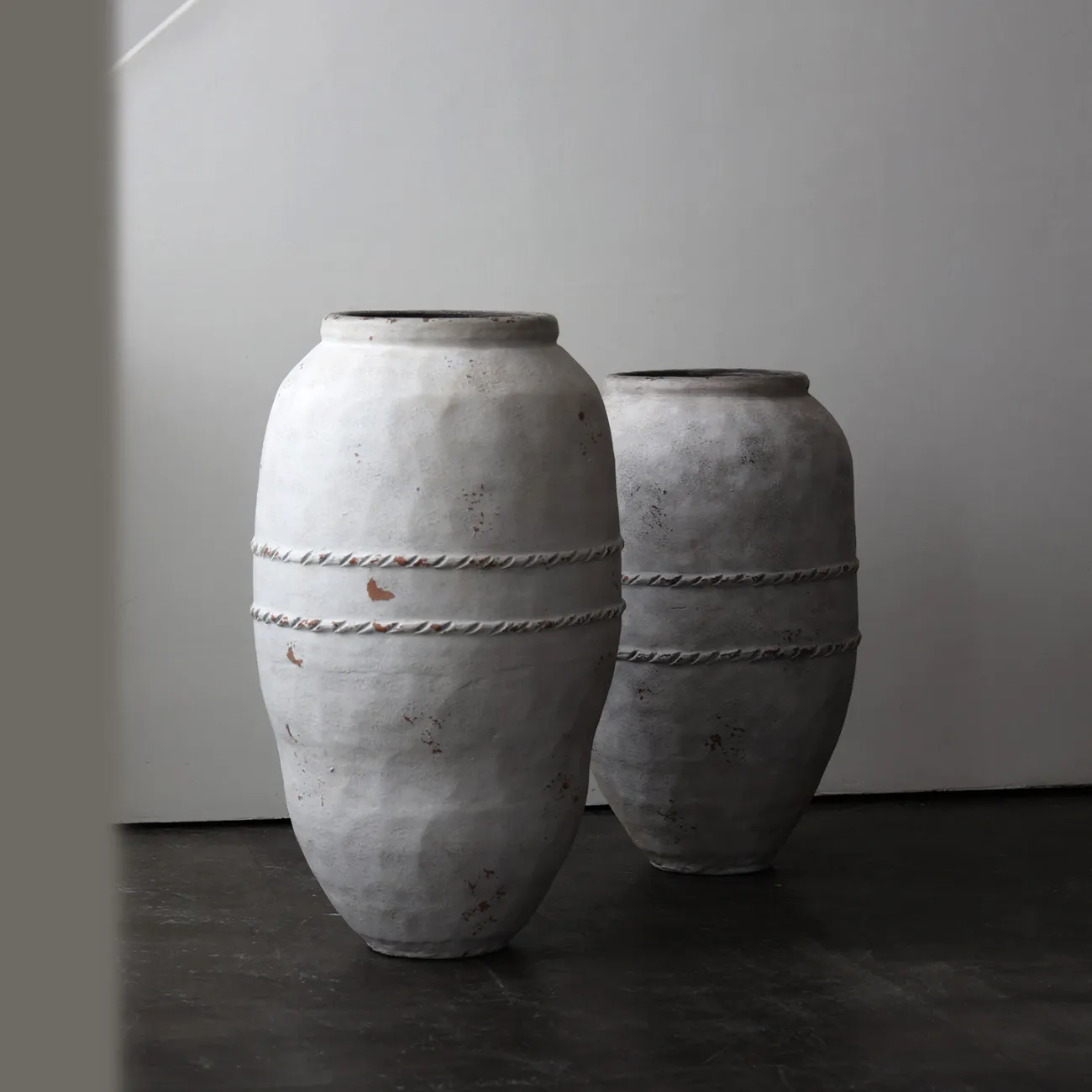 Античная напольная ваза White Lily от LaLume из керамики VZ40275-32