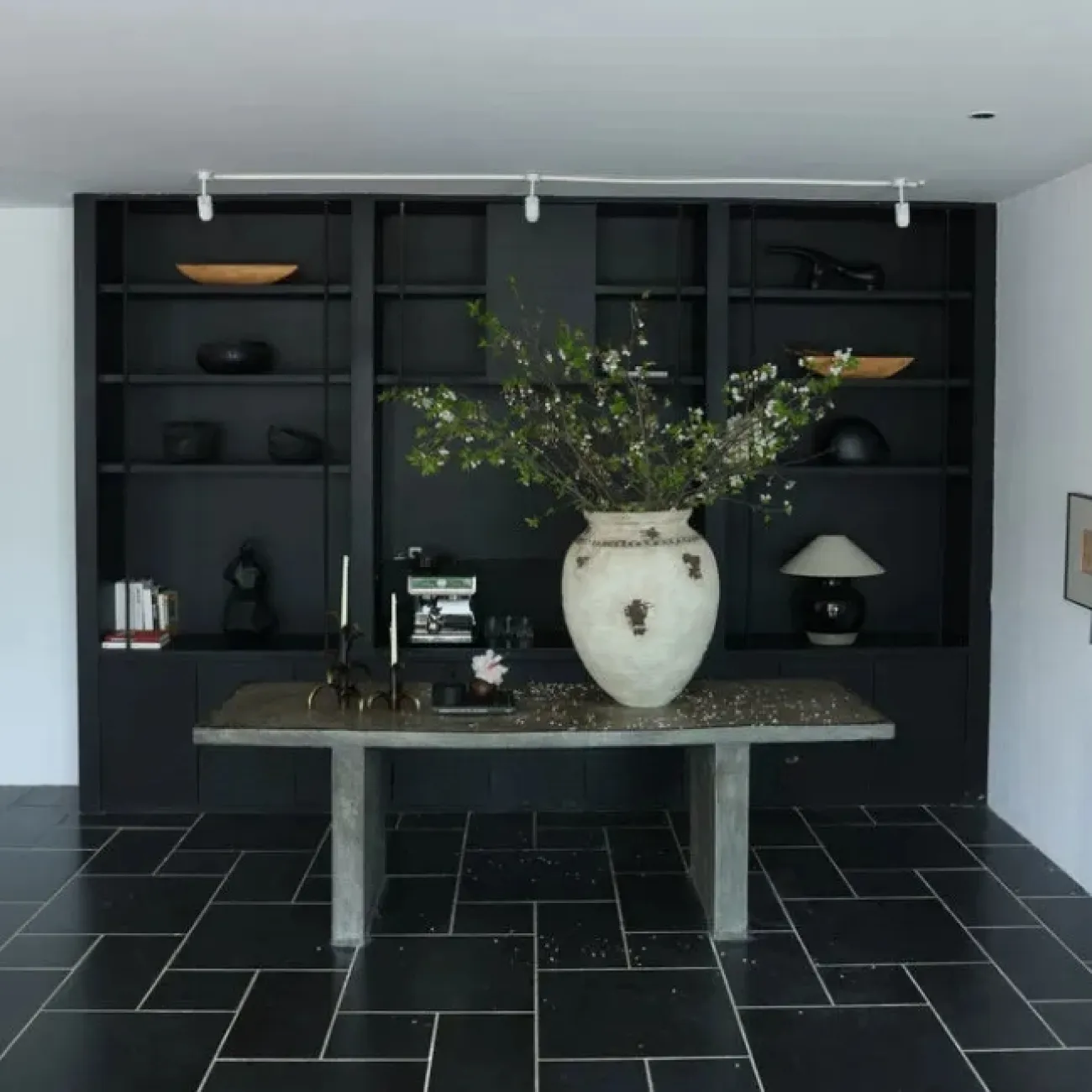 Античная напольная ваза White Lily от LaLume из керамики VZ40276-32