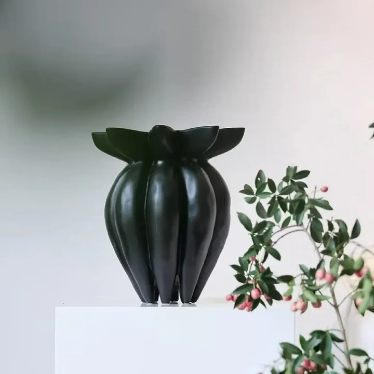 Оригинальная ваза White Lily от LaLume из пластика со стекловолокном VZ40278-32