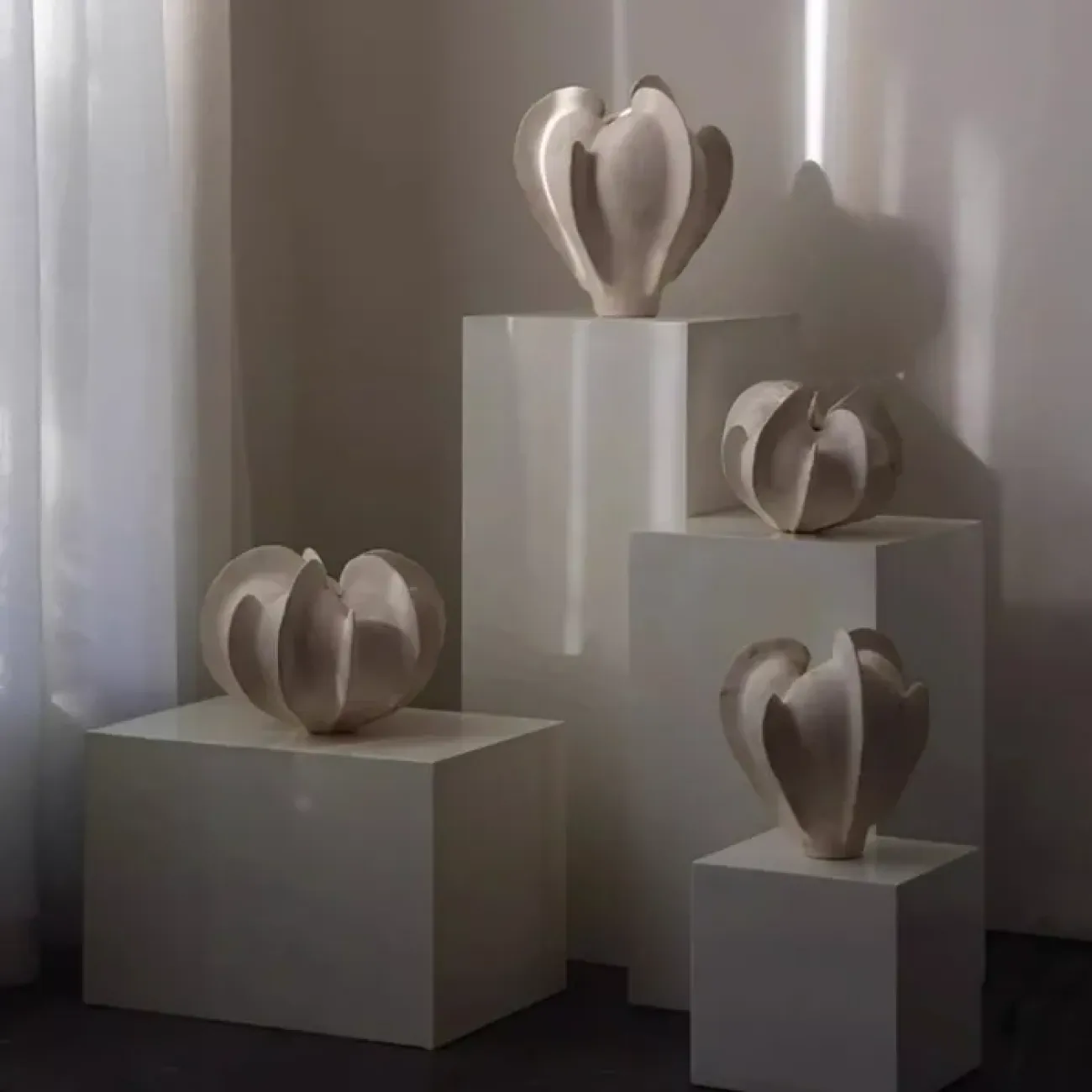 Оригинальная ваза White Lily от LaLume из керамики VZ40279-32 Оригинальная ваза White Lily от LaLume из керамики VZ40279-32