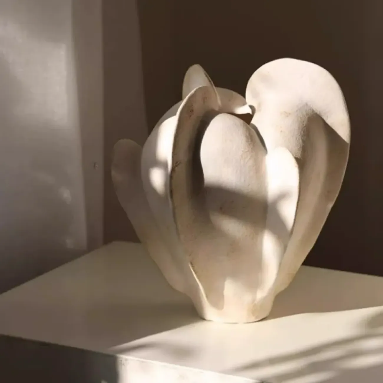 Оригинальная ваза White Lily от LaLume из керамики VZ40279-32 Оригинальная ваза White Lily от LaLume из керамики VZ40279-32