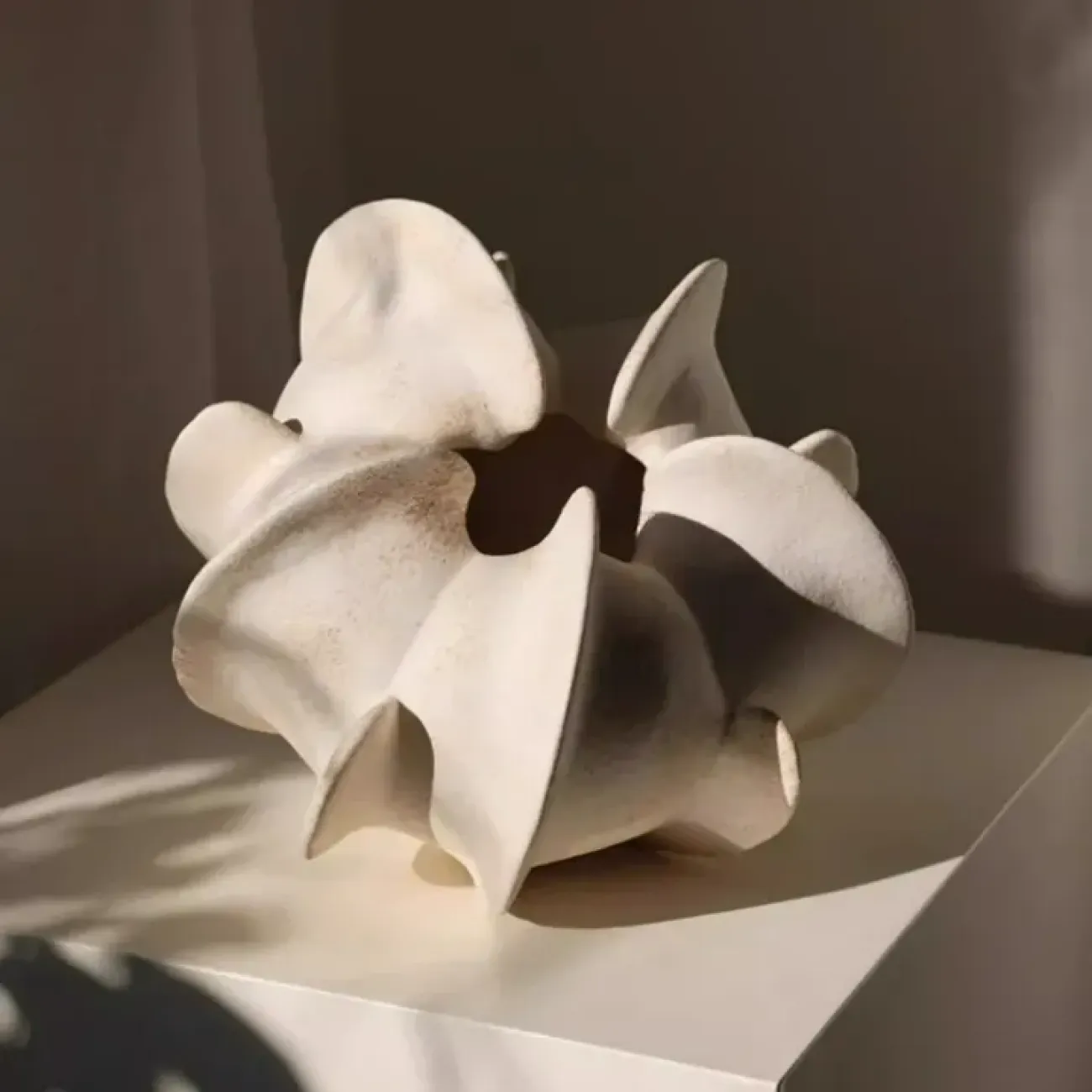 Оригинальная ваза White Lily от LaLume из керамики VZ40279-32 Оригинальная ваза White Lily от LaLume из керамики VZ40279-32