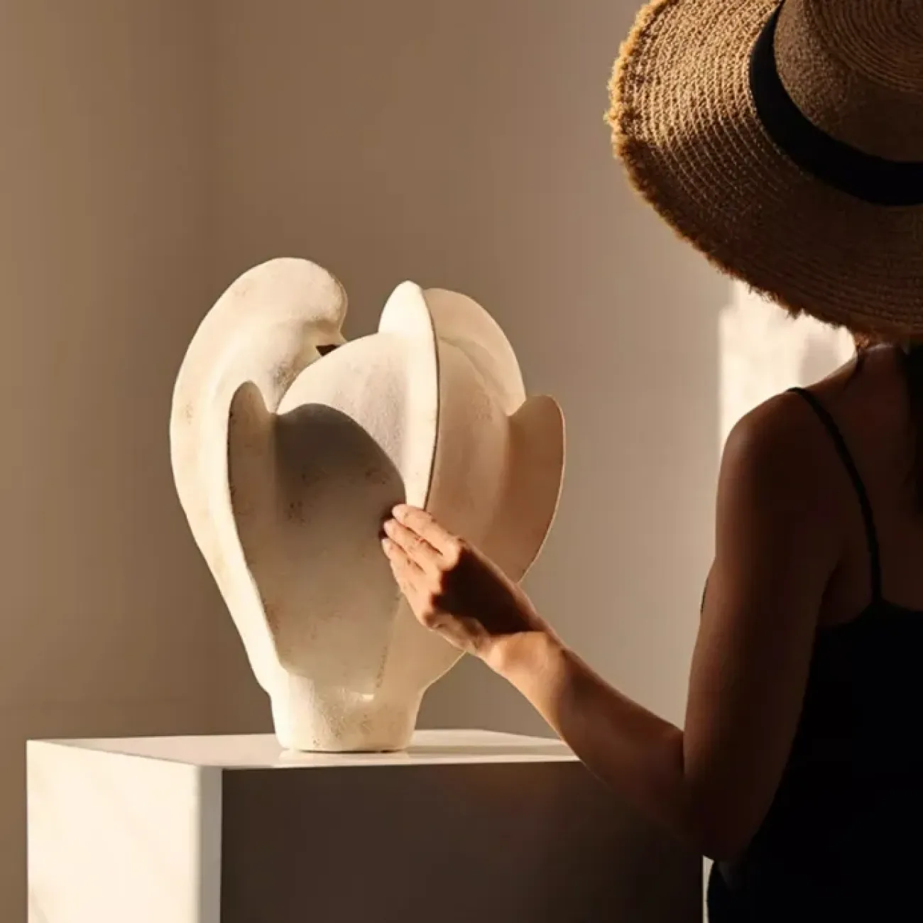 Оригинальная ваза White Lily от LaLume из керамики VZ40279-32 Оригинальная ваза White Lily от LaLume из керамики VZ40279-32