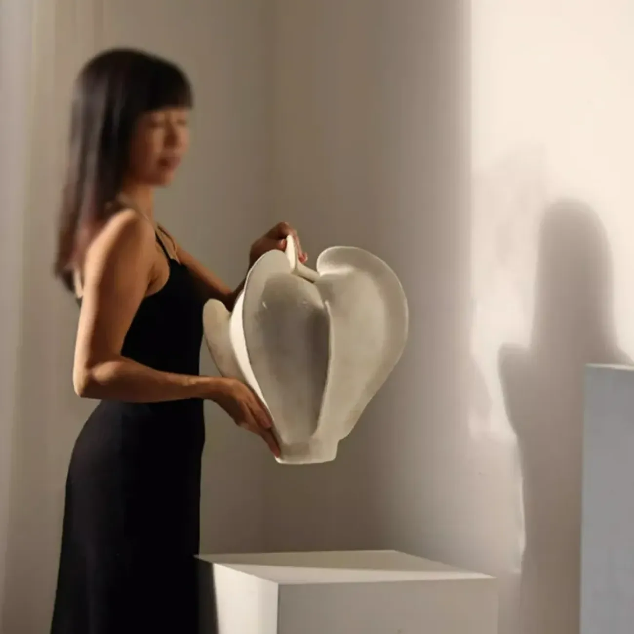 Оригинальная ваза White Lily от LaLume из керамики VZ40279-32 Оригинальная ваза White Lily от LaLume из керамики VZ40279-32