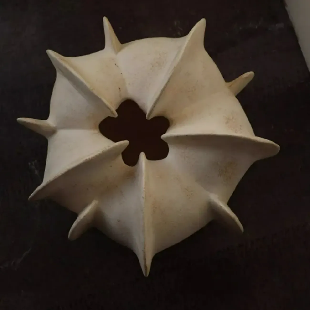 Оригинальная ваза White Lily от LaLume из керамики VZ40279-32 Оригинальная ваза White Lily от LaLume из керамики VZ40279-32