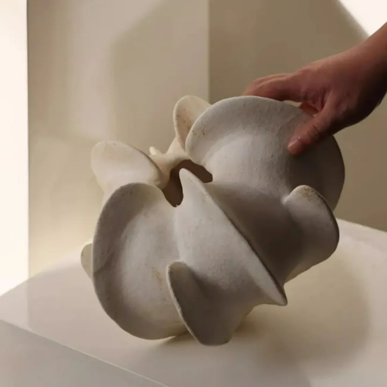 Оригинальная ваза White Lily от LaLume из керамики VZ40279-32 Оригинальная ваза White Lily от LaLume из керамики VZ40279-32