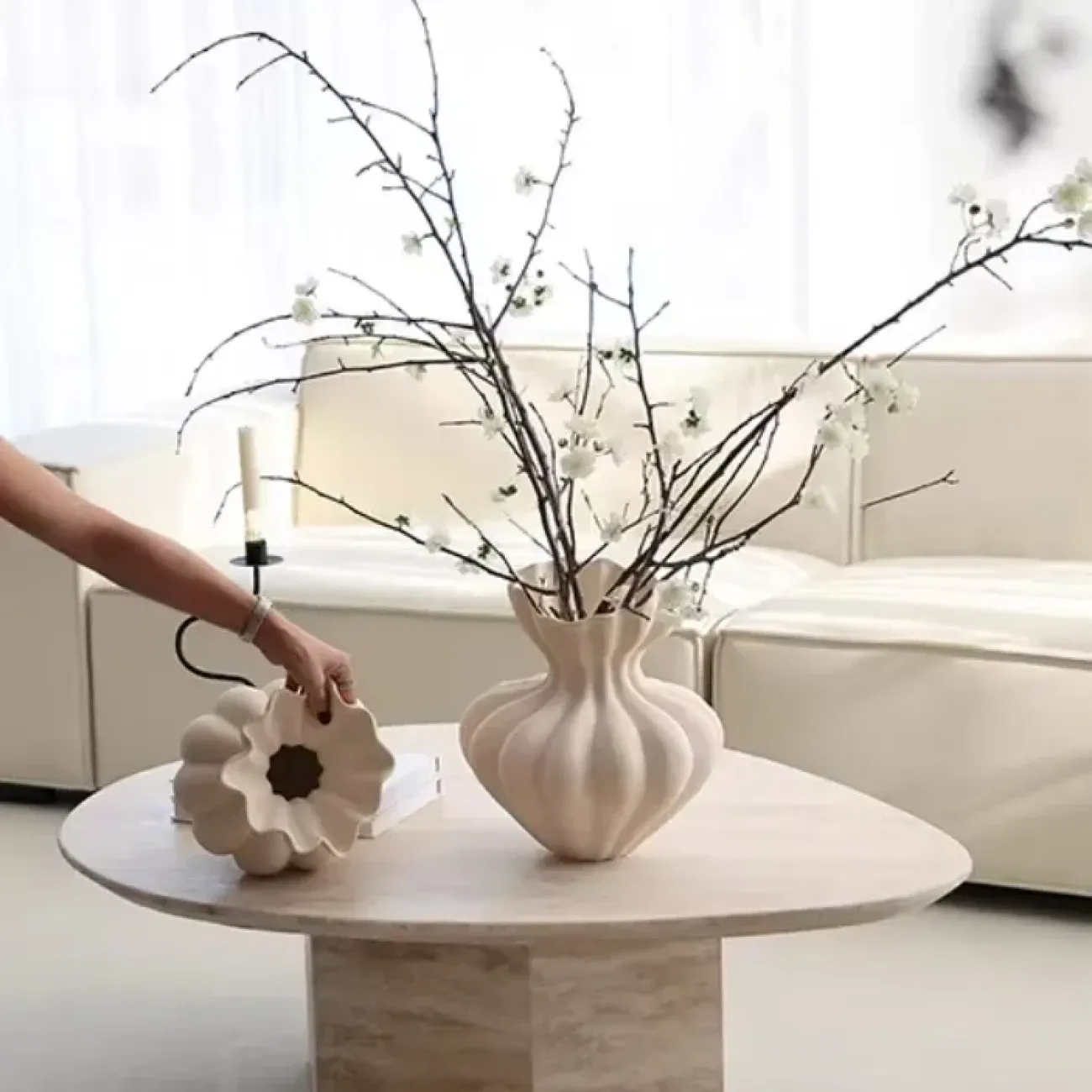 Роскошная ваза White Lily от LaLume из смолы VZ40280-32 Роскошная ваза White Lily от LaLume из смолы VZ40280-32