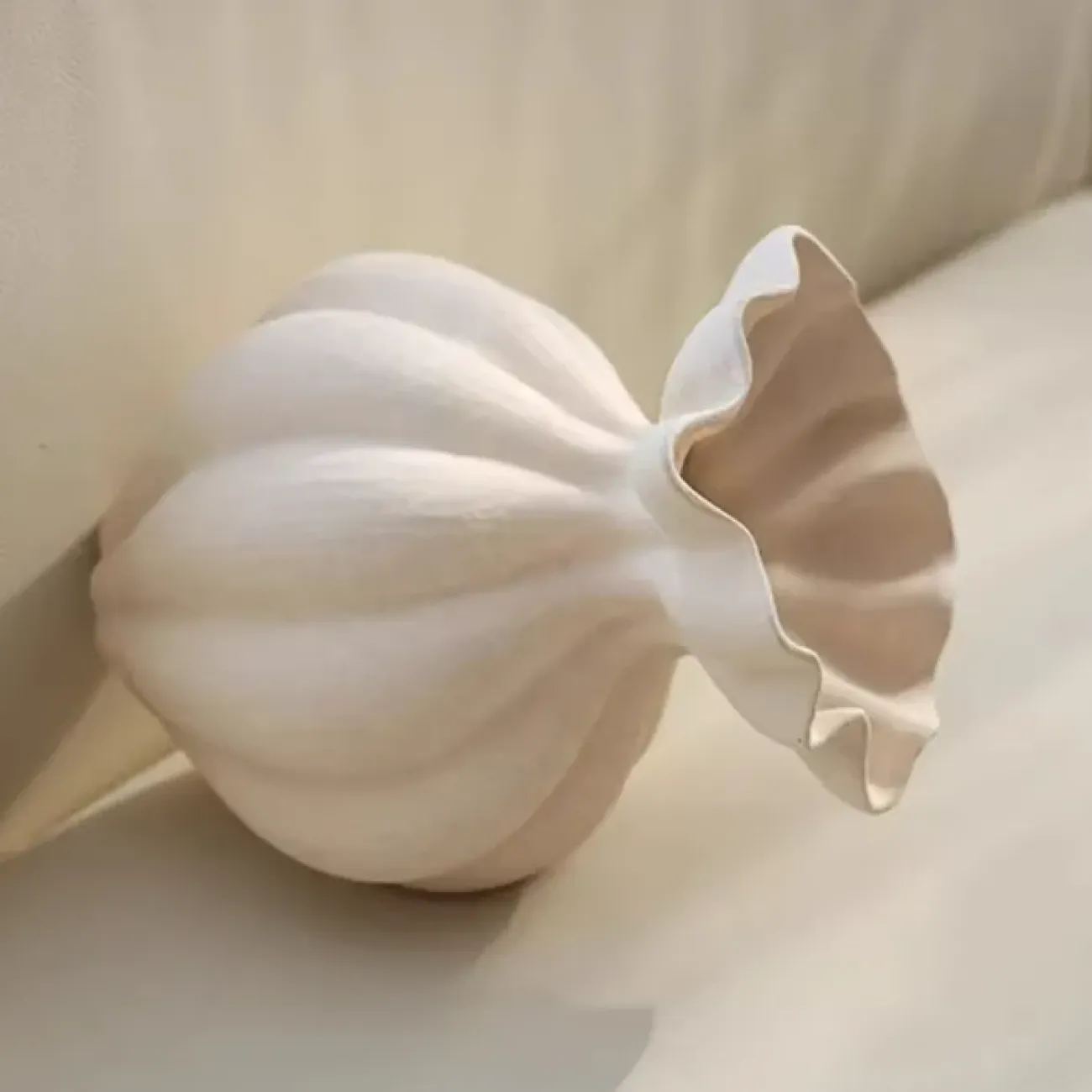 Роскошная ваза White Lily от LaLume из смолы VZ40280-32 Роскошная ваза White Lily от LaLume из смолы VZ40280-32