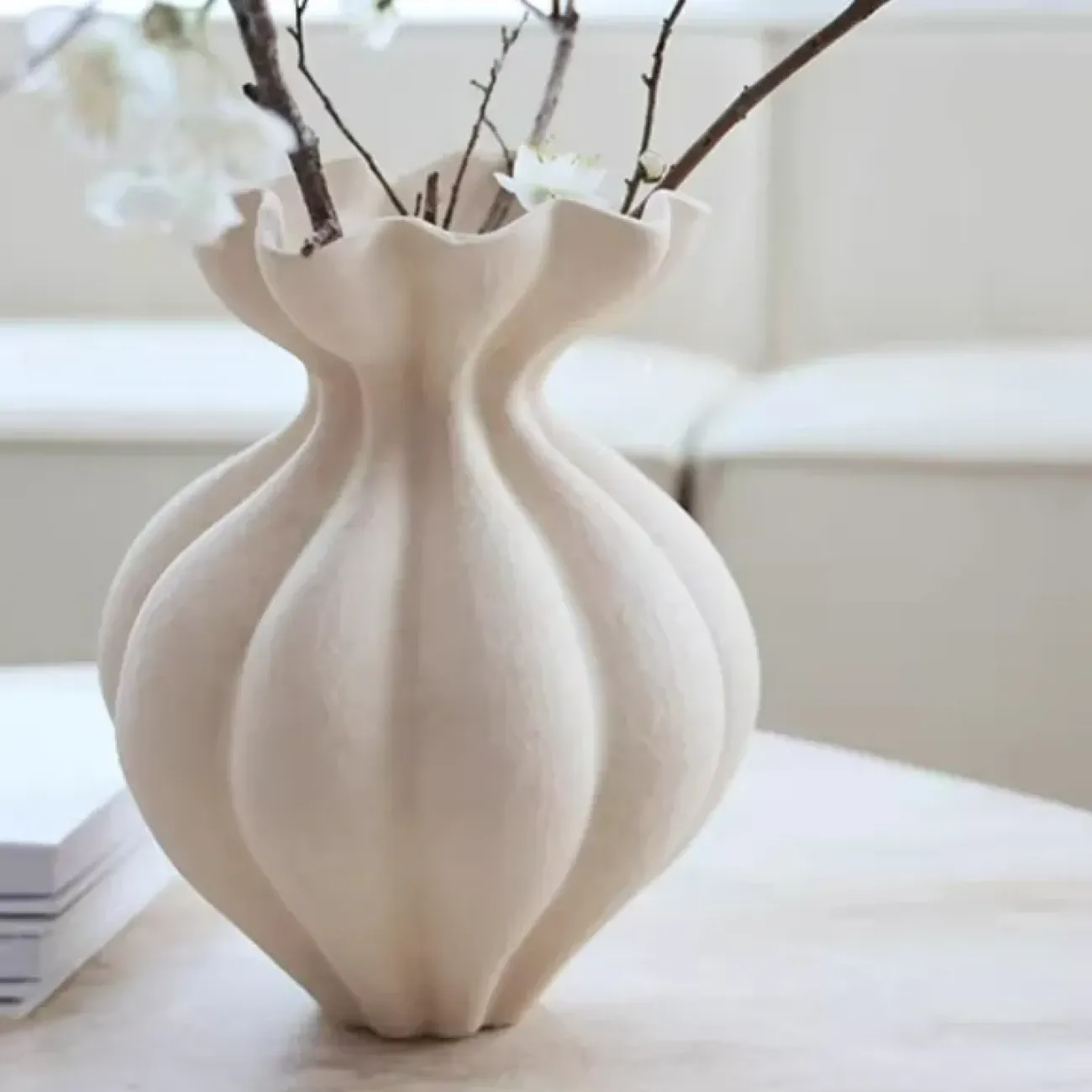 Роскошная ваза White Lily от LaLume из смолы VZ40280-32 Роскошная ваза White Lily от LaLume из смолы VZ40280-32