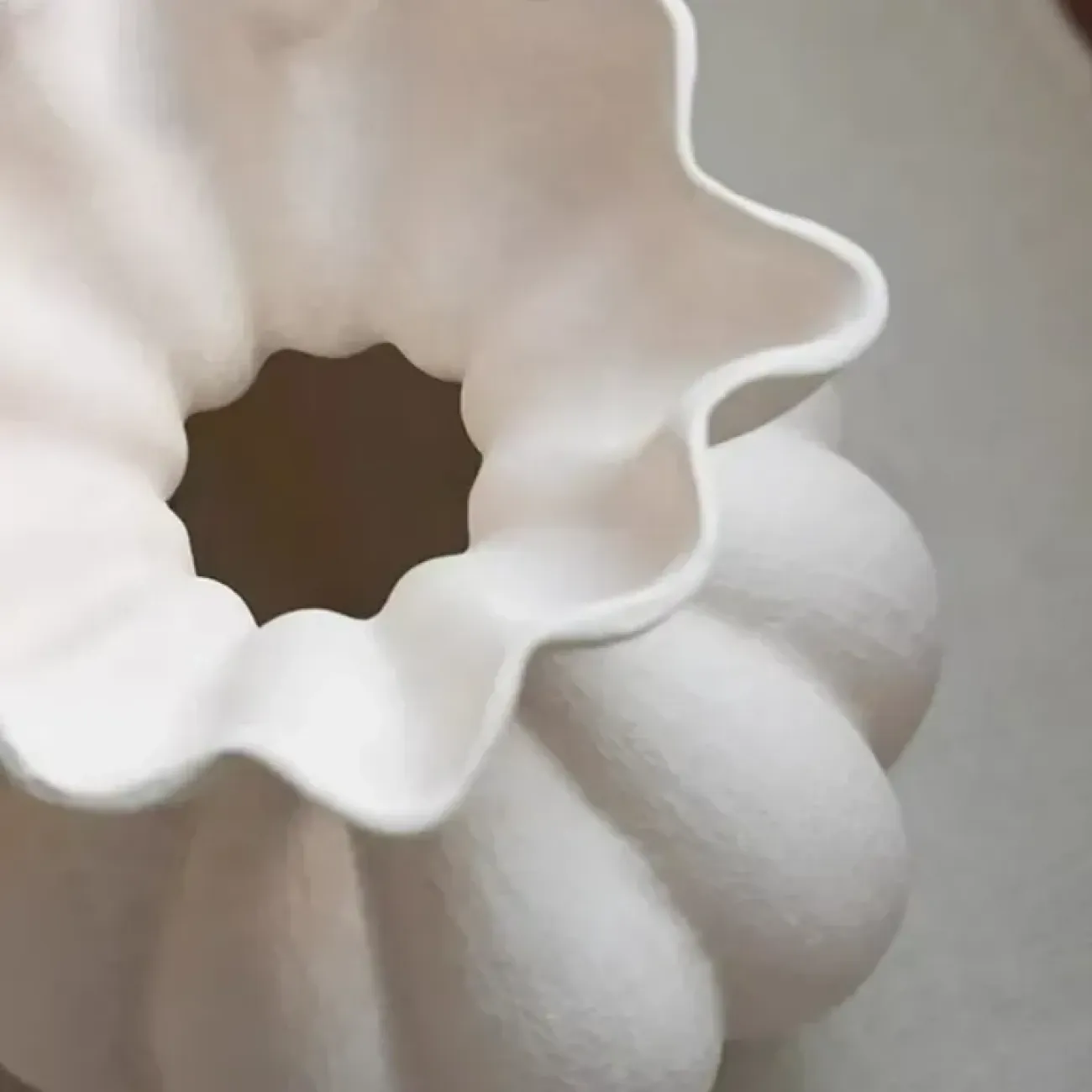 Роскошная ваза White Lily от LaLume из смолы VZ40280-32 Роскошная ваза White Lily от LaLume из смолы VZ40280-32