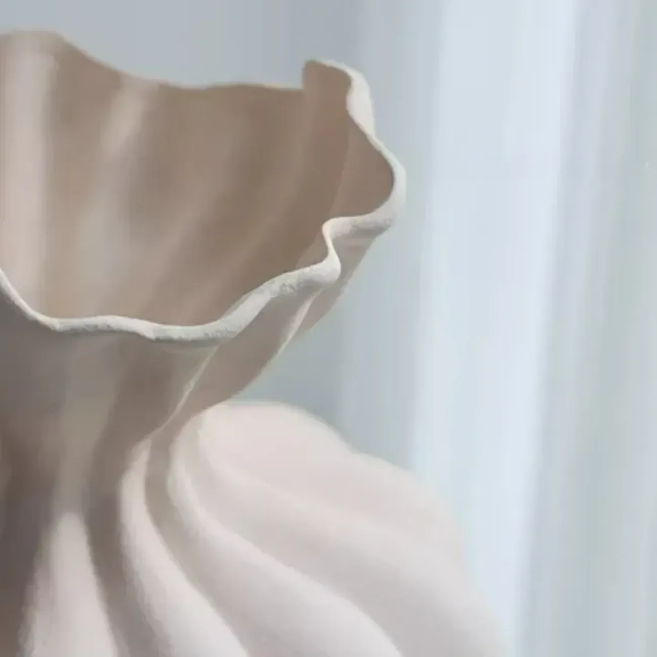 Роскошная ваза White Lily от LaLume из смолы VZ40280-32 Роскошная ваза White Lily от LaLume из смолы VZ40280-32