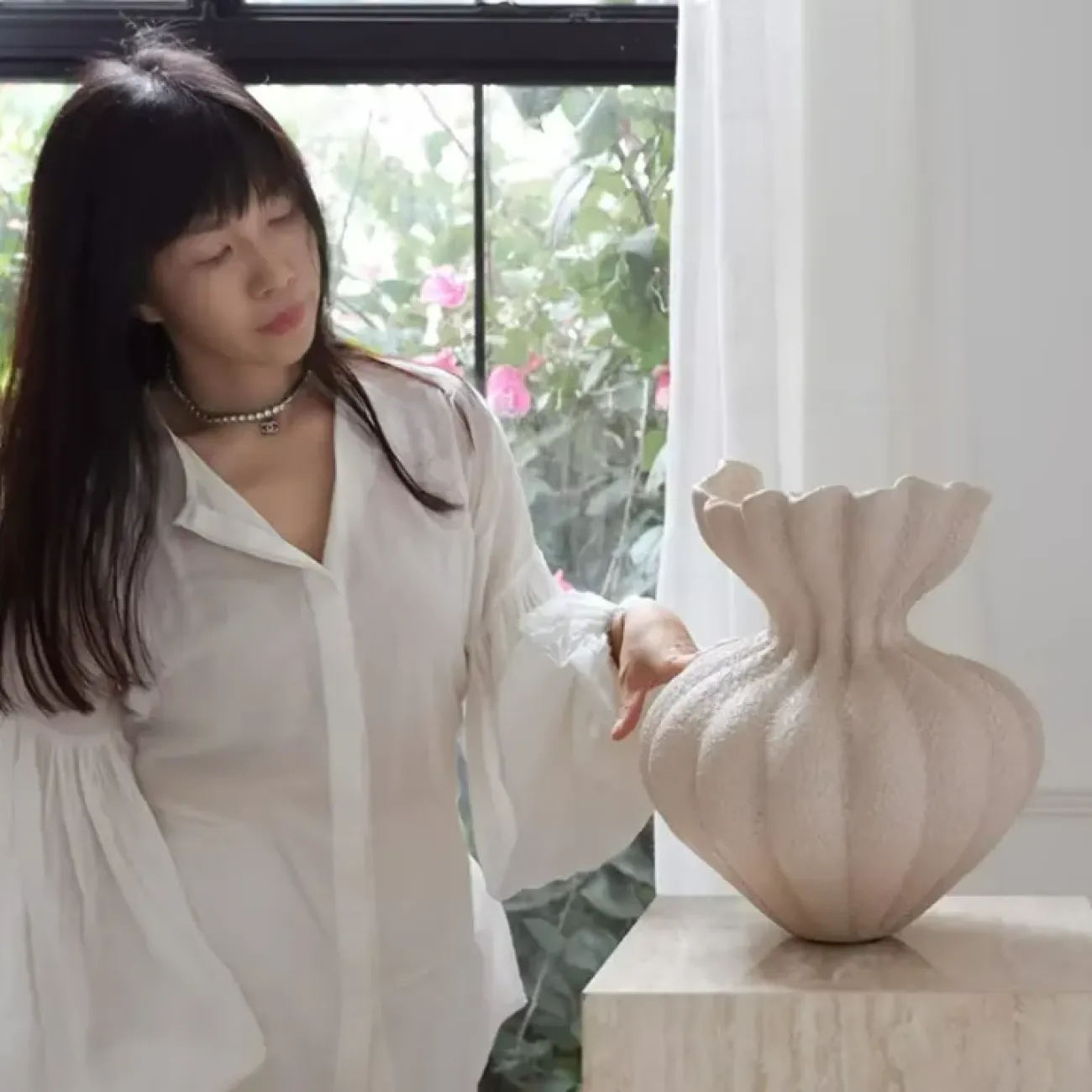 Роскошная ваза White Lily от LaLume из смолы VZ40280-32 Роскошная ваза White Lily от LaLume из смолы VZ40280-32