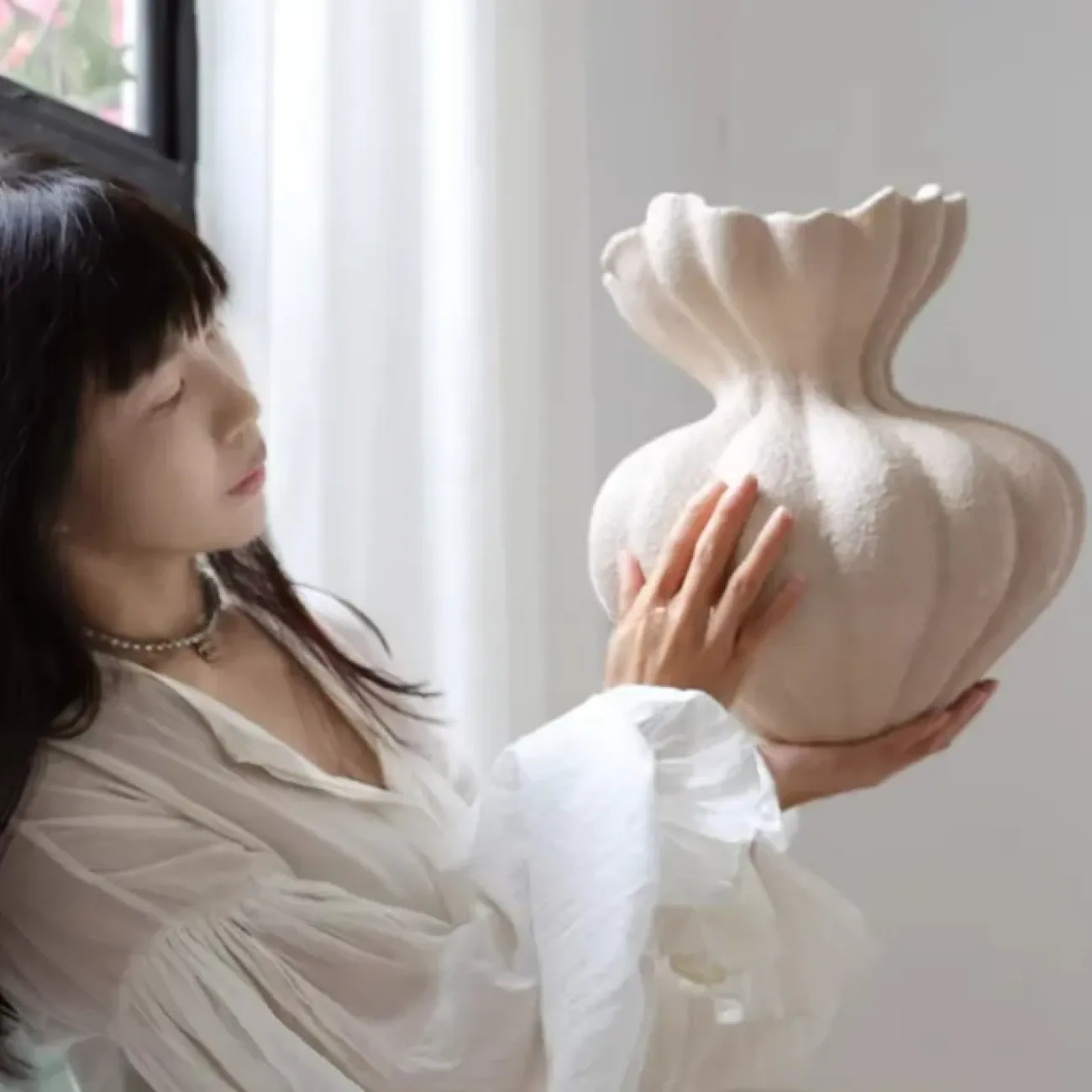 Роскошная ваза White Lily от LaLume из смолы VZ40280-32 Роскошная ваза White Lily от LaLume из смолы VZ40280-32