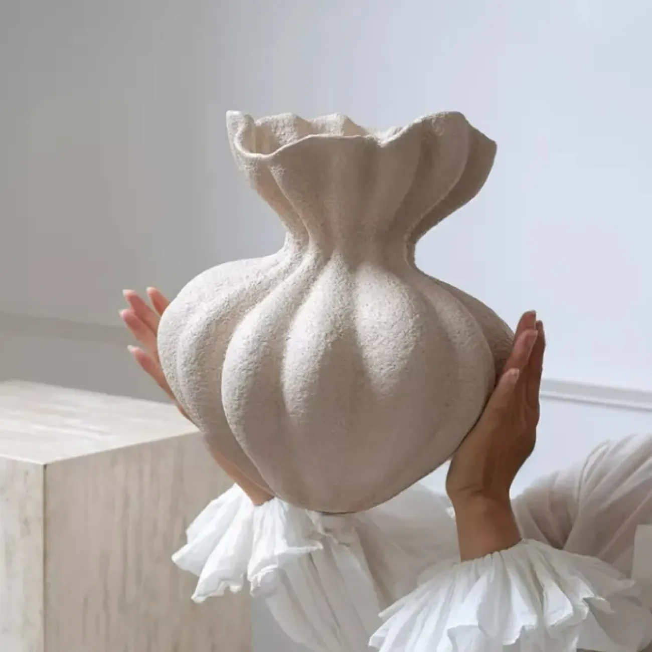 Роскошная ваза White Lily от LaLume из смолы VZ40280-32 Роскошная ваза White Lily от LaLume из смолы VZ40280-32